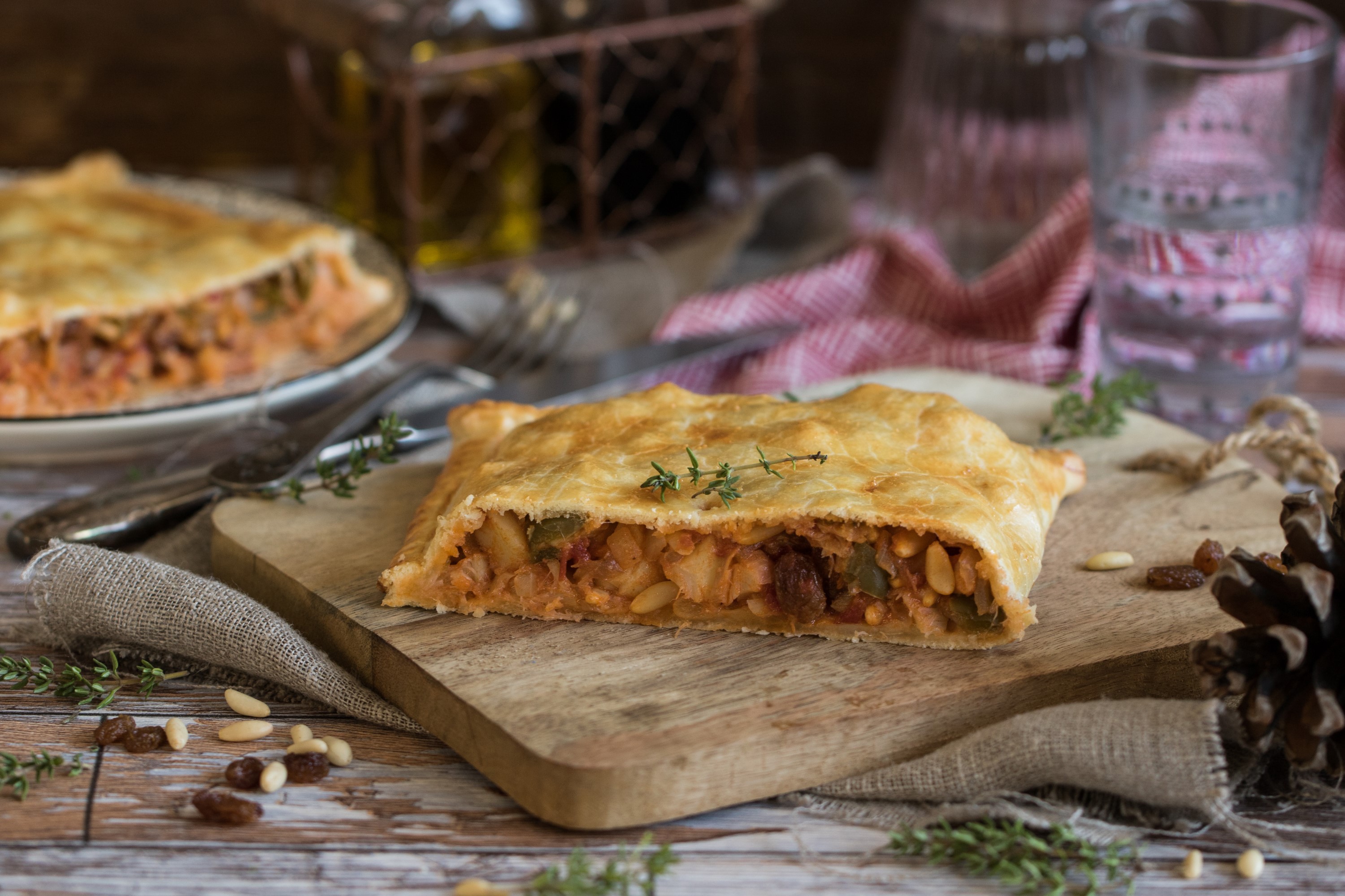 Empanada de bacalao, pasas y piñones