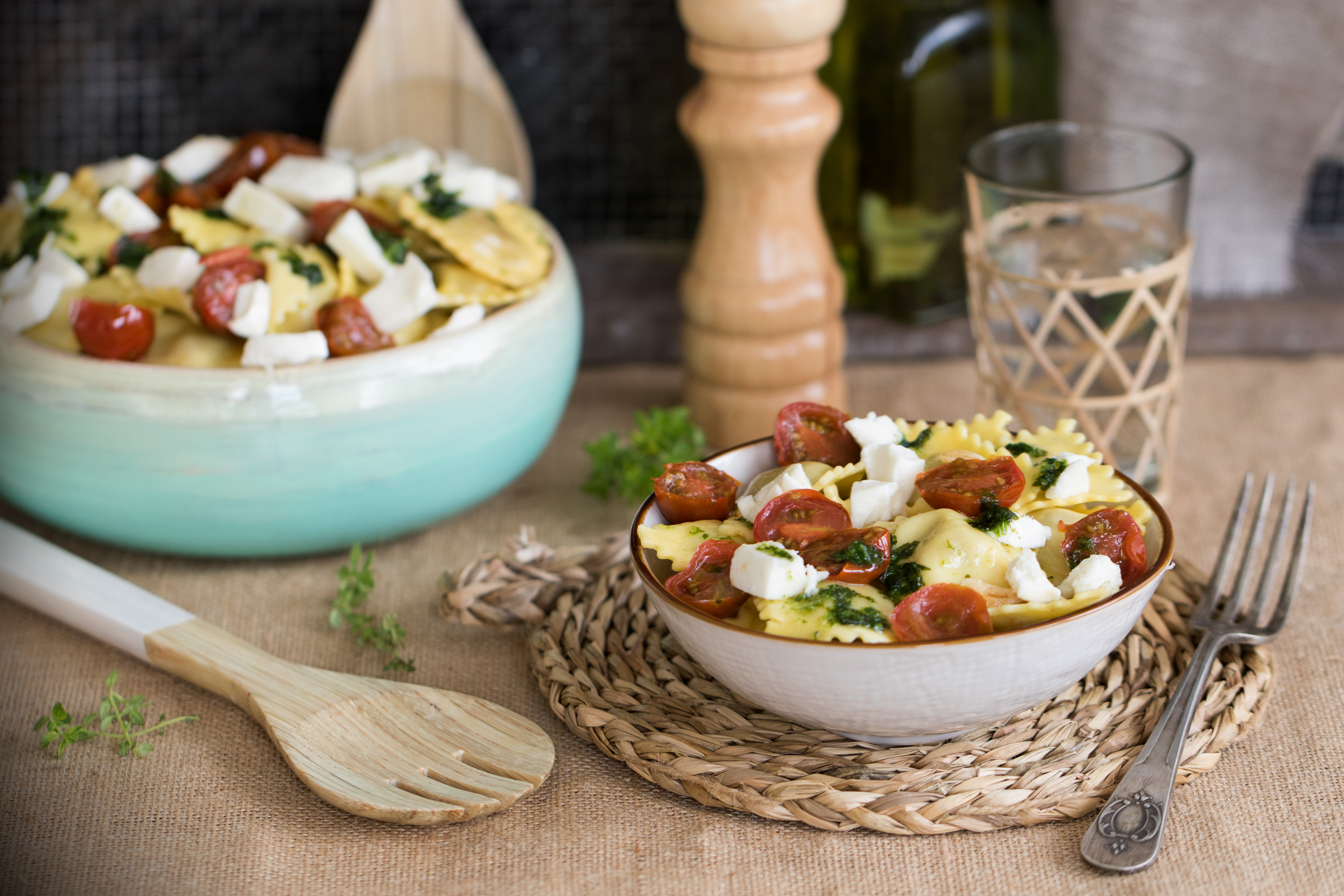 Ravioli de setas del bosque con tomates cherry, pesto y mozzarella de búfala