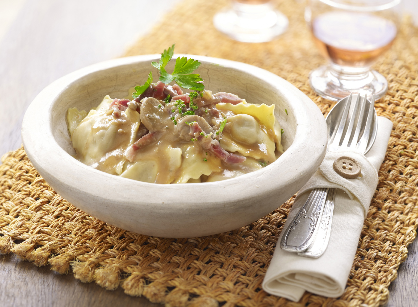 Ravioli con salsa de setas y jamón
