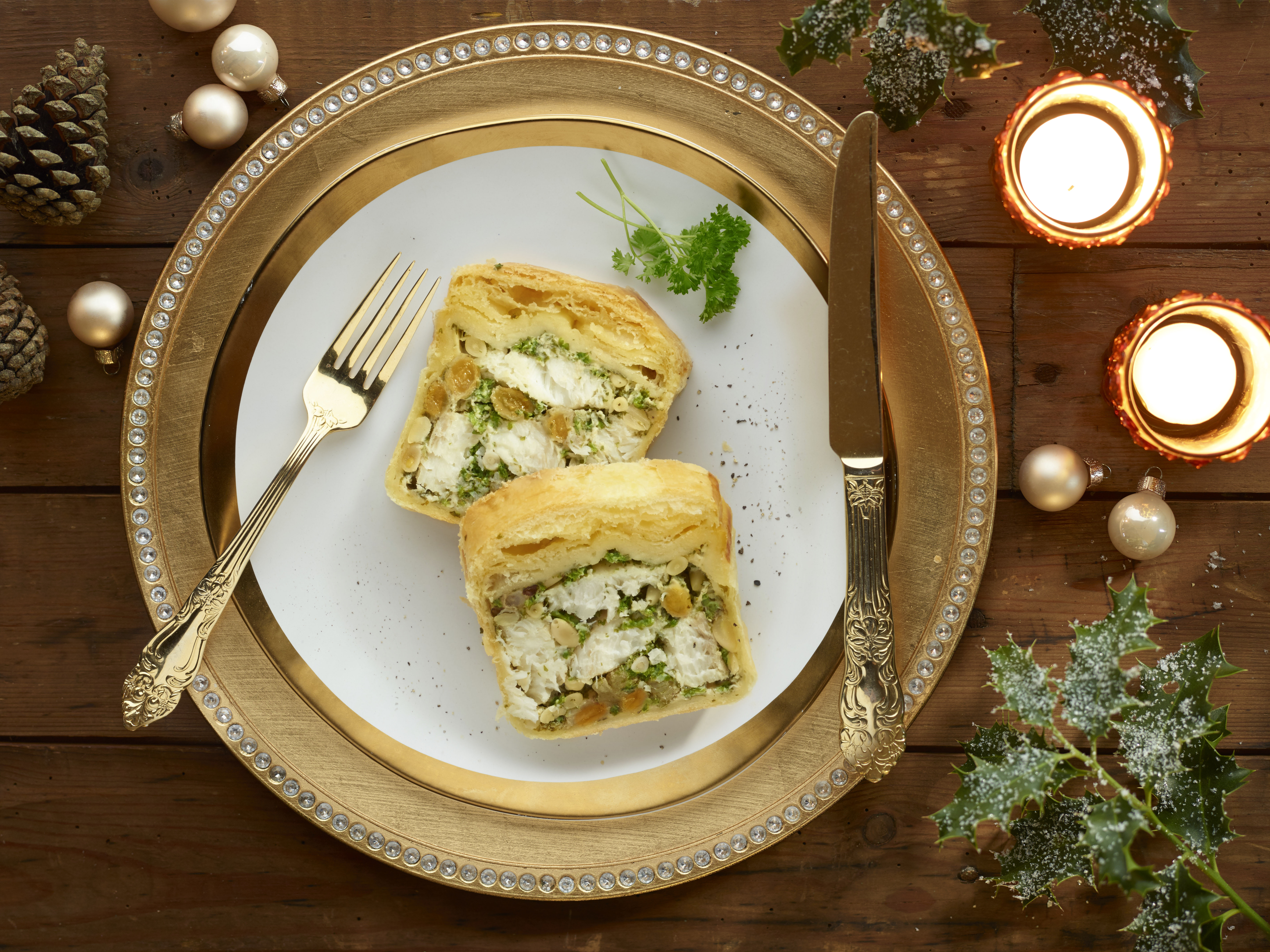 Pastel de hojaldre relleno de rape con pasas y piñones