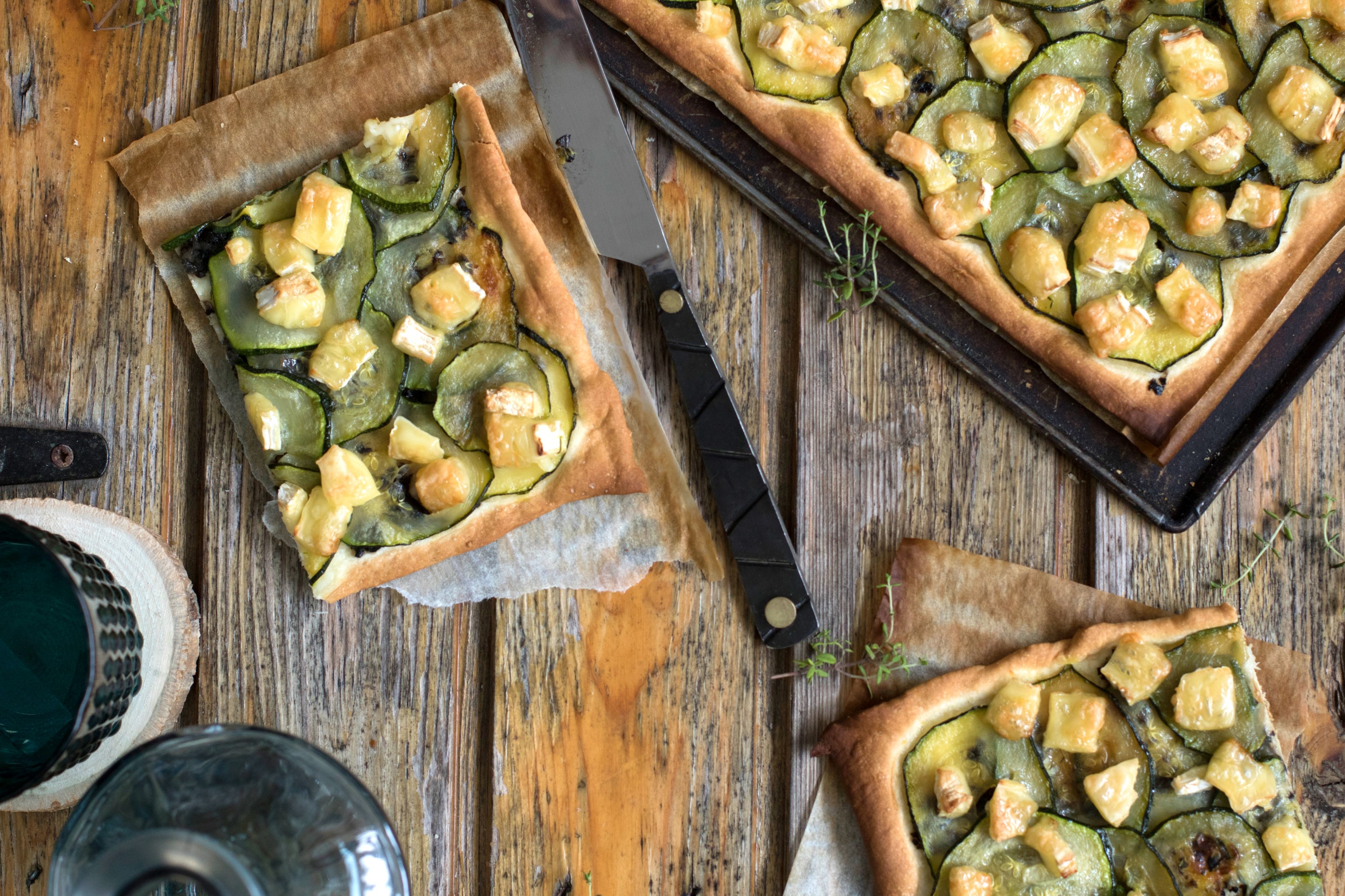 Pizza de calabacín y camembert con aceitunas