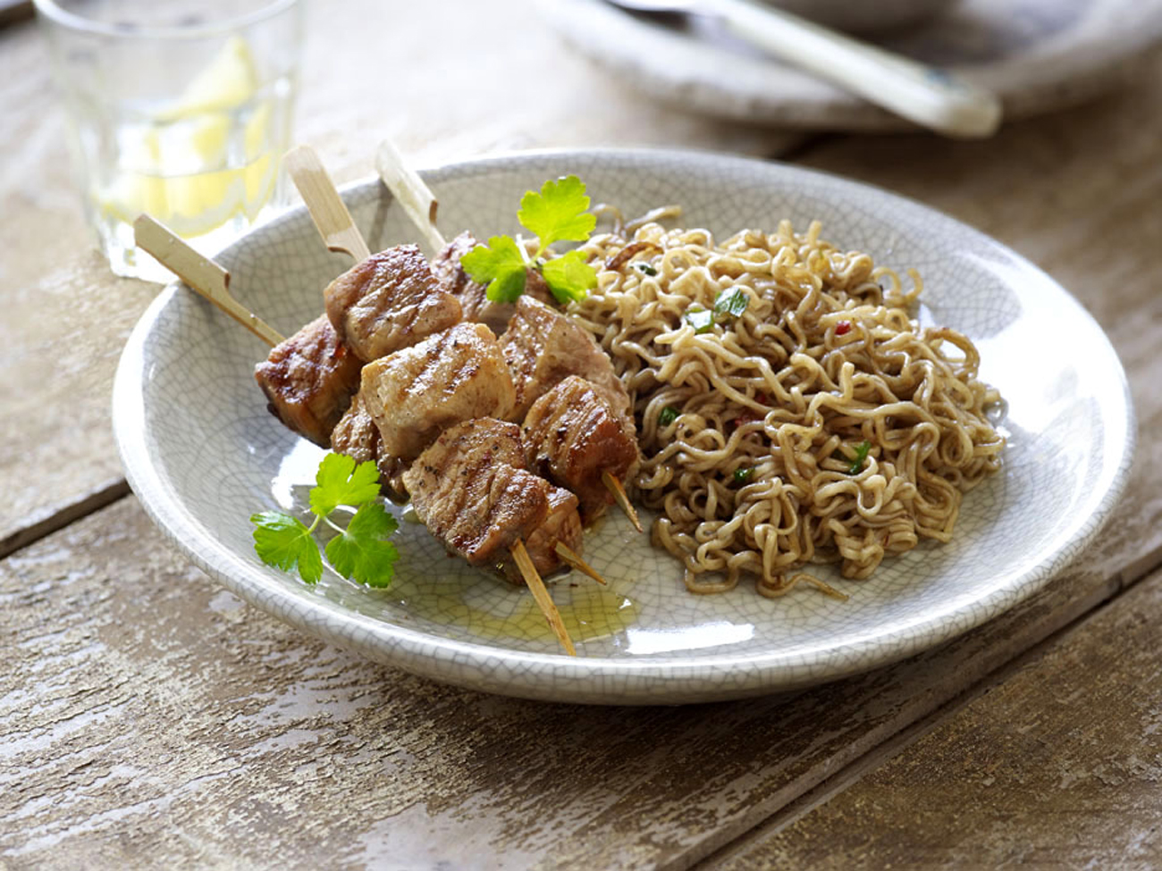 Pinchos morunos con fideos yakisoba