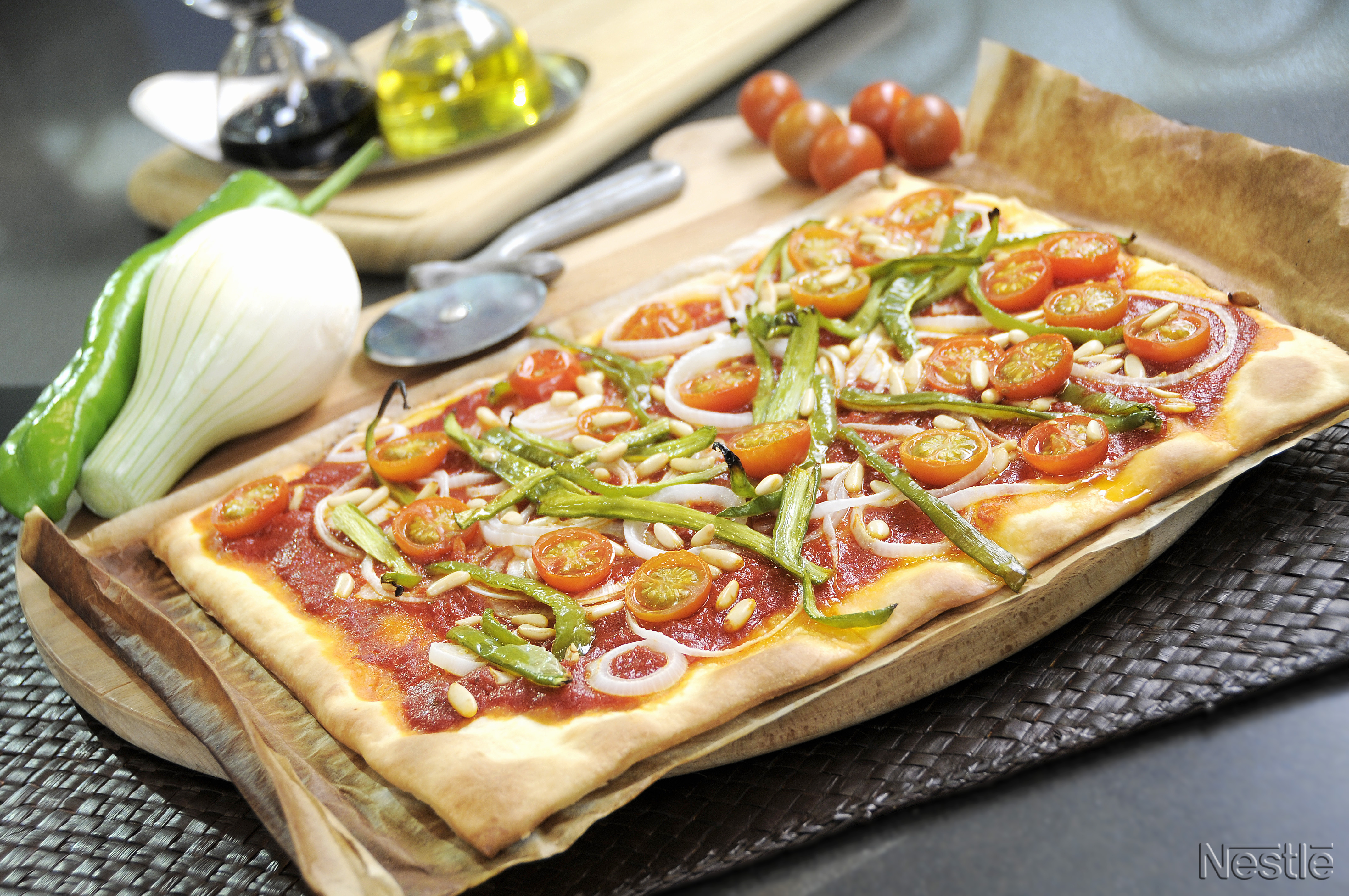 Pizza de verduras y piñones