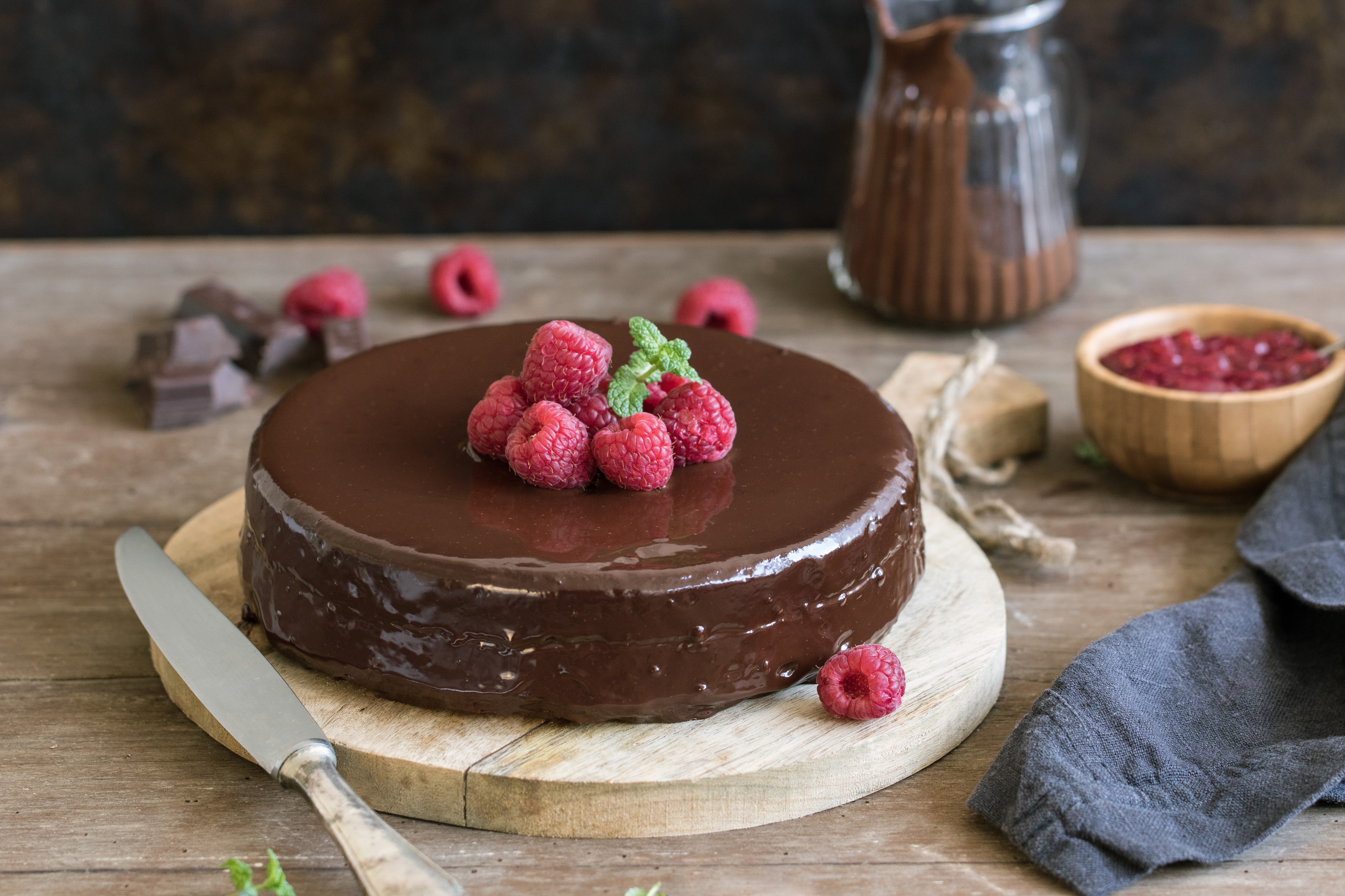 Bizcocho de chocolate con frutos rojos