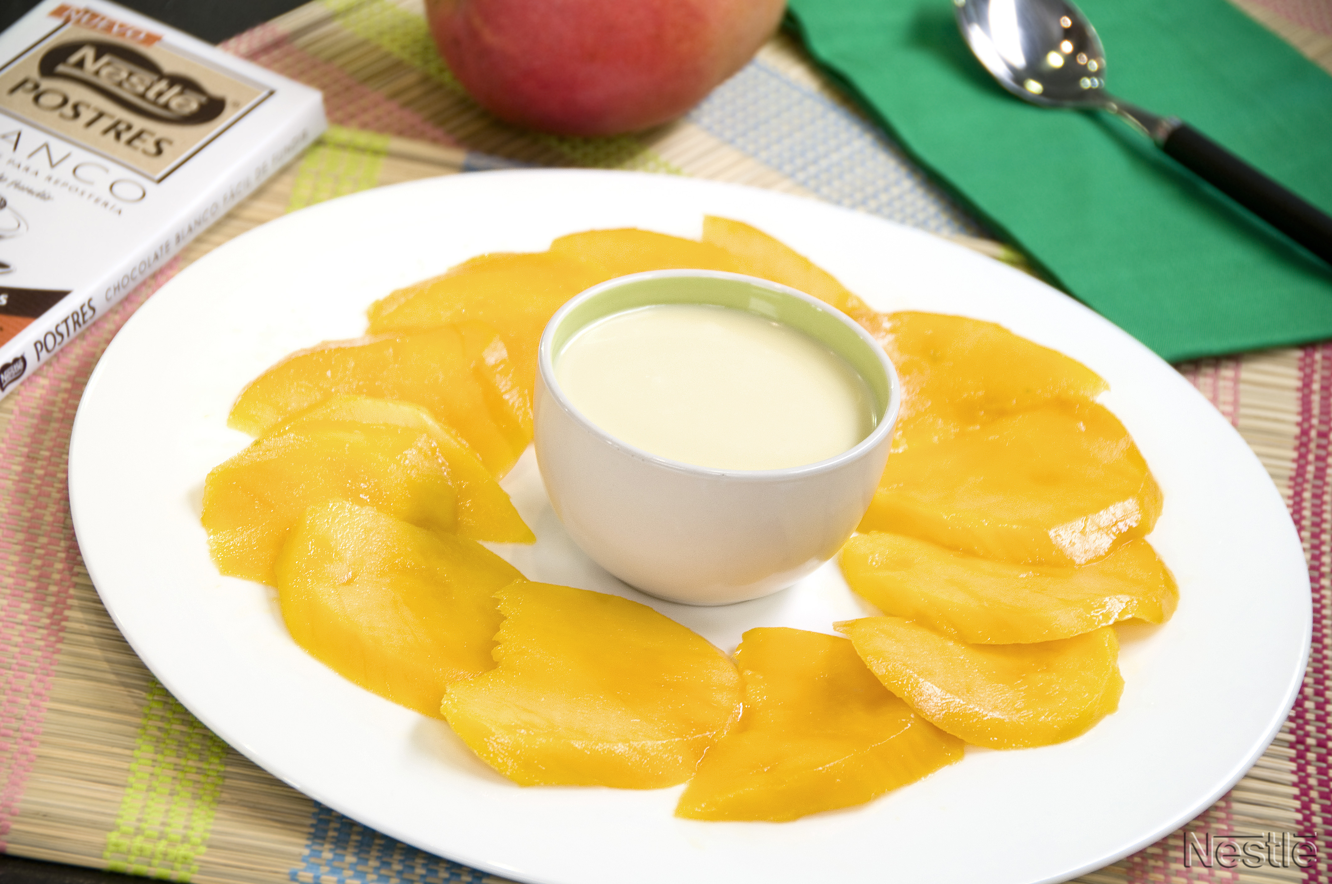 Carpaccio de mango con salsa de chocolate blanco