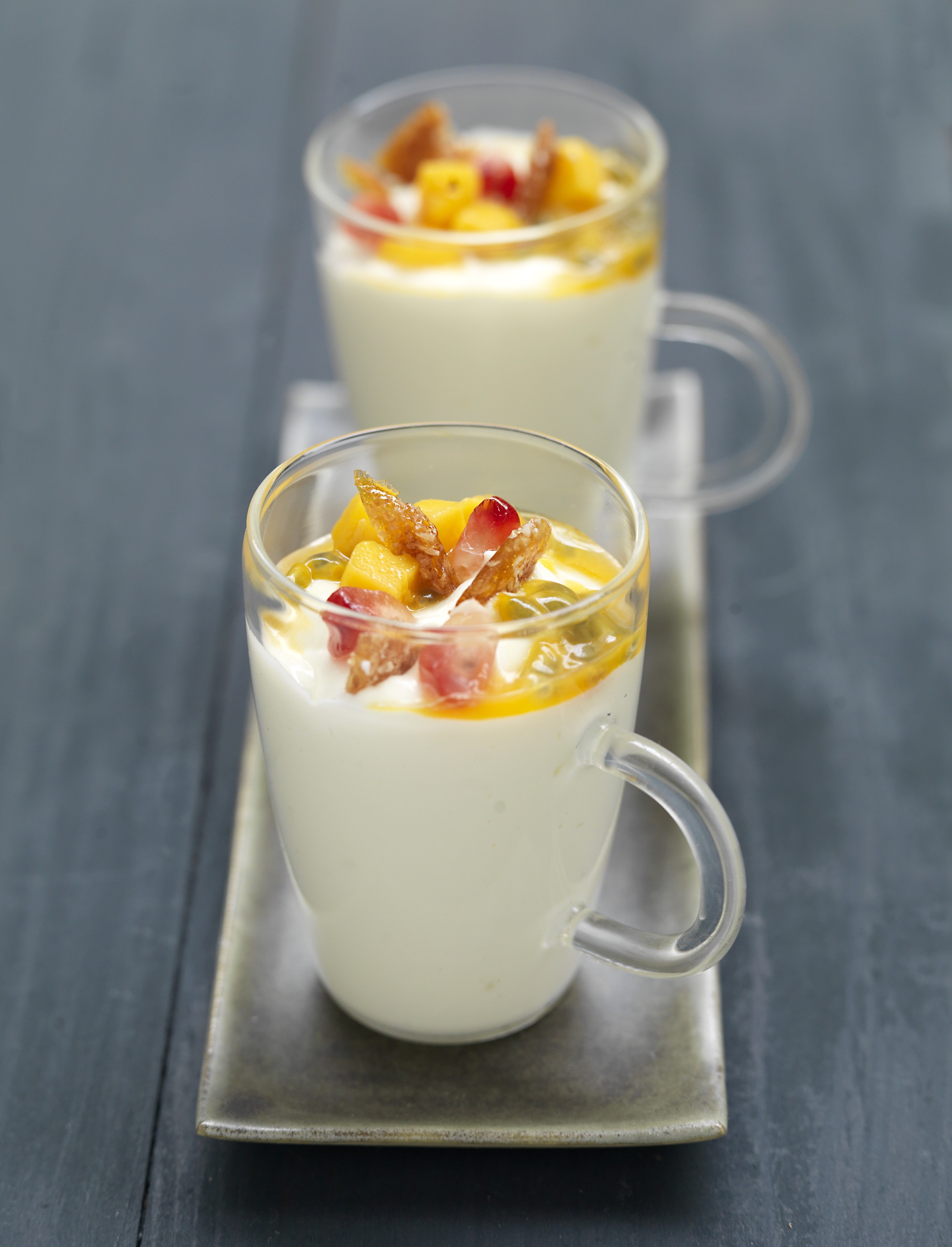 Mousse de chocolate blanco con frutas exóticas