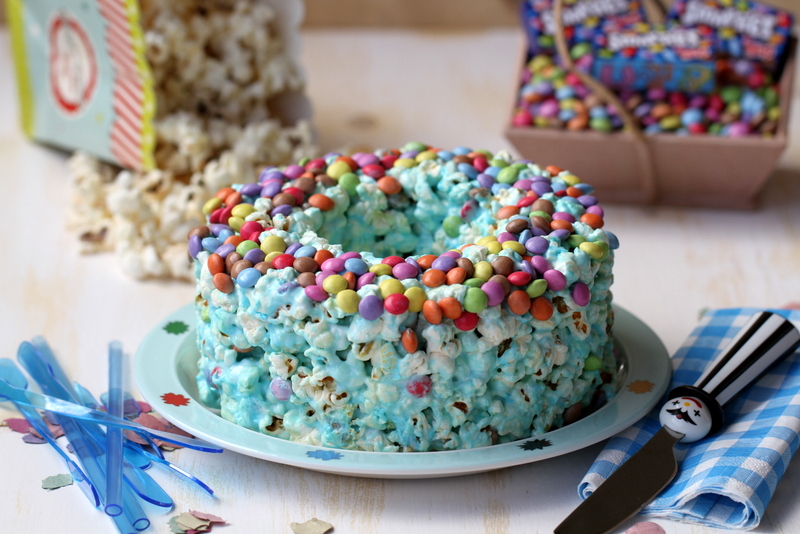 Pastel de palomitas y smarties (celebraciones para niños)
