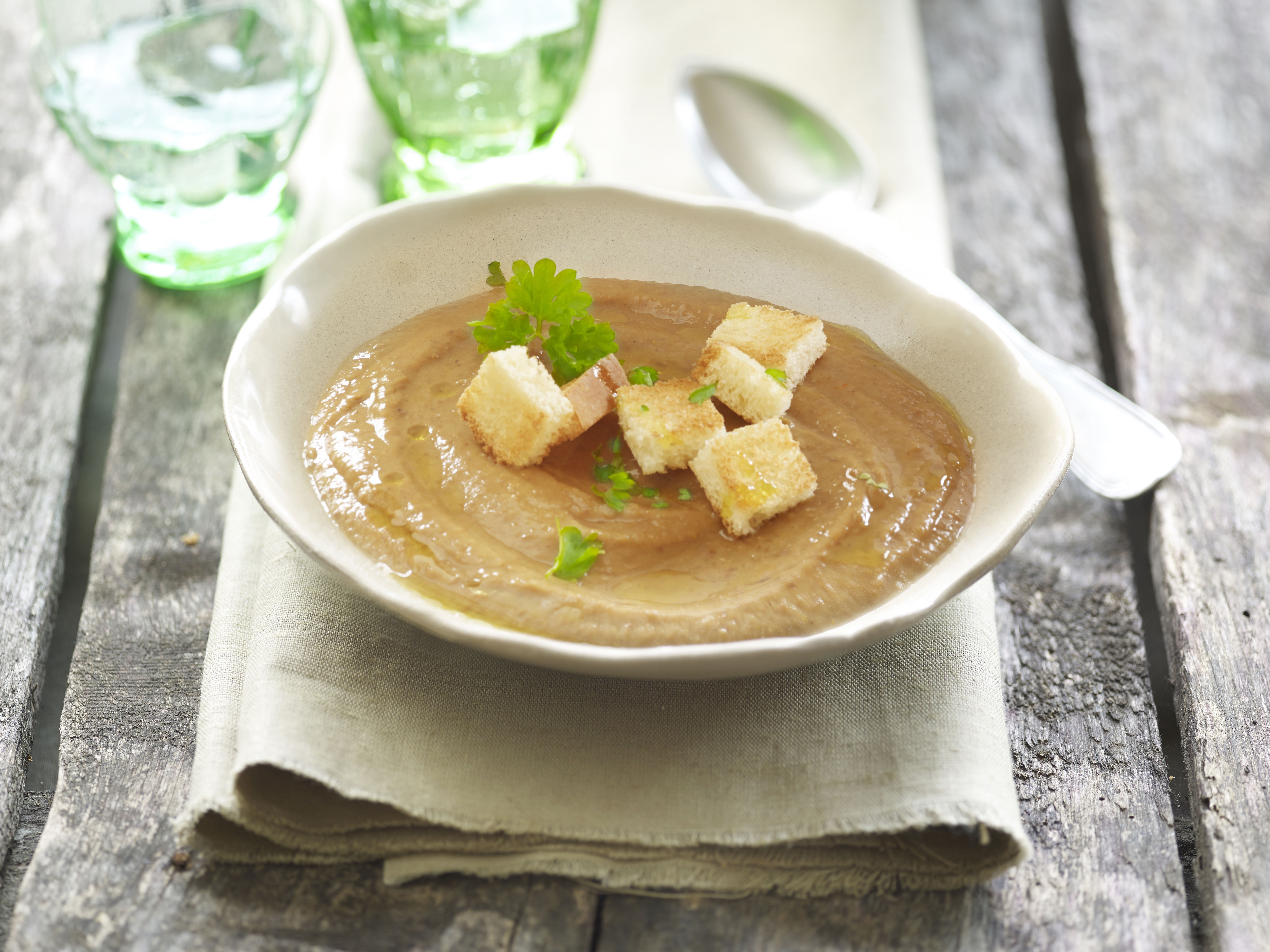 Crema de lentejas y dados de pan