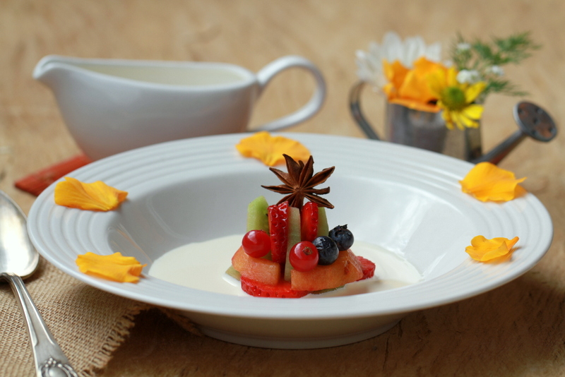 Sopa de anís estrellado con torre de frutas