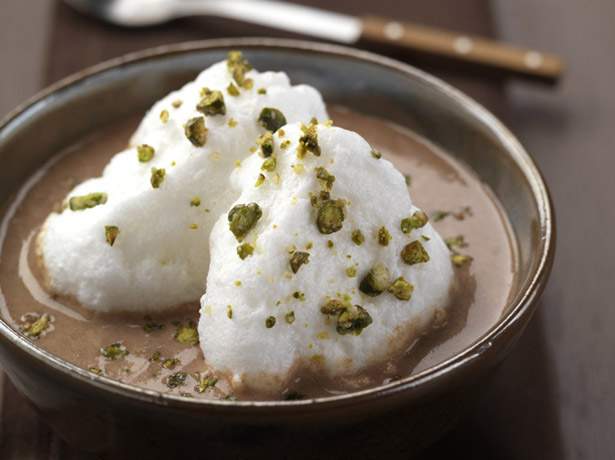 Isla flotante al chocolate y pistachos caramelizados