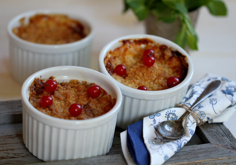 Crumble de pera, plátano y mango