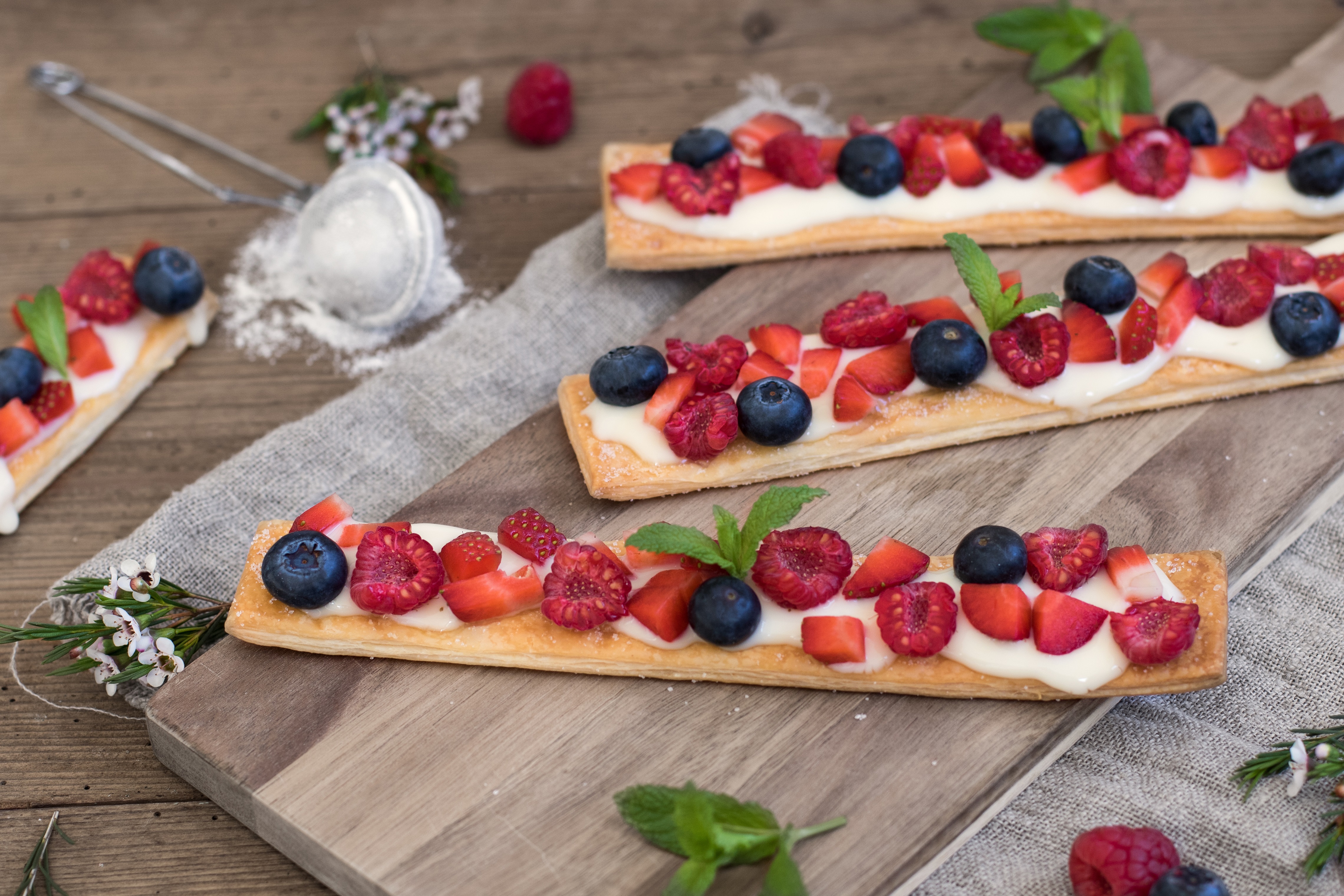 Tiras de hojaldre y frutos rojos