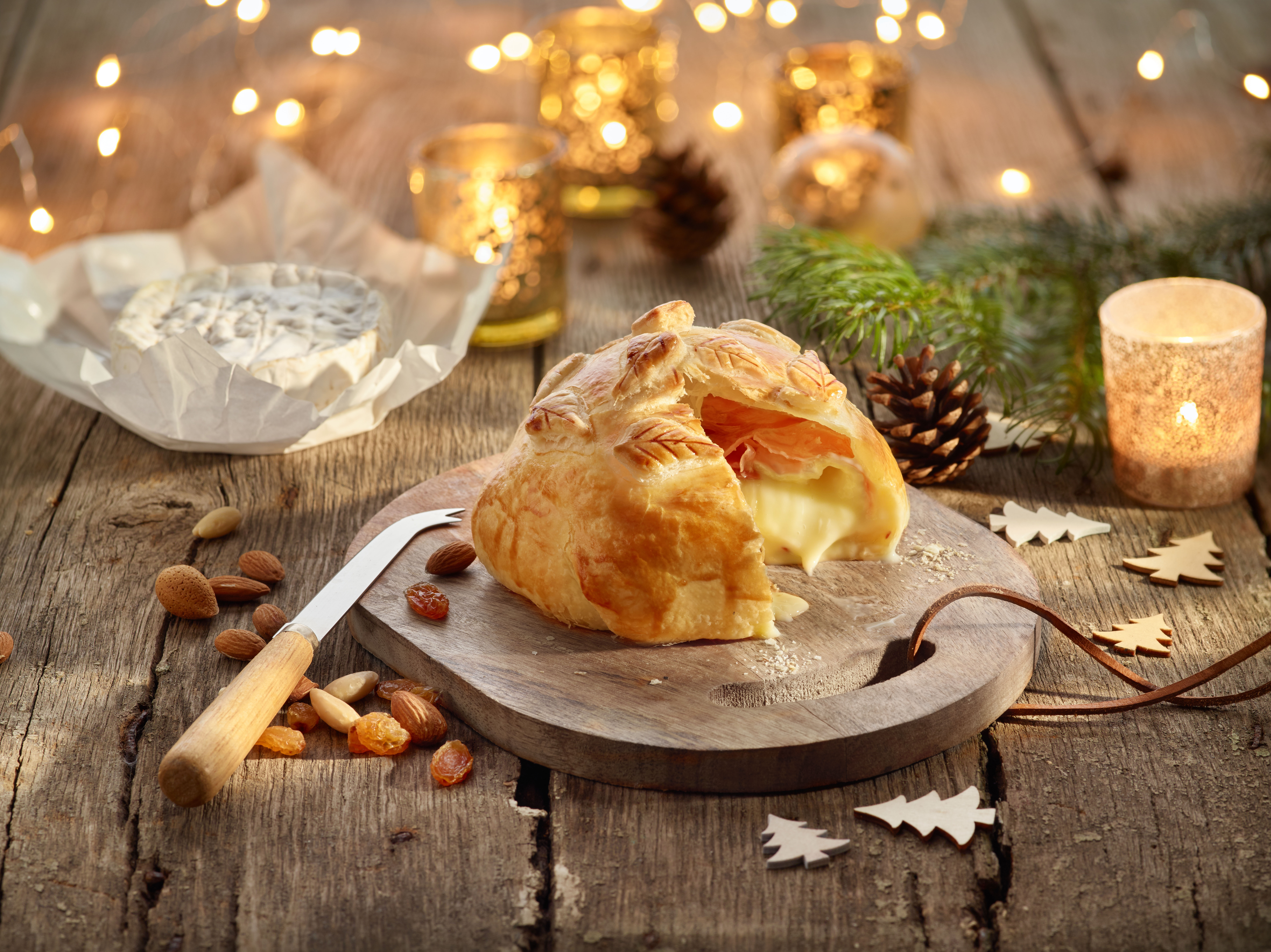 Aperitivo de hojaldre relleno de queso camembert y jamón
