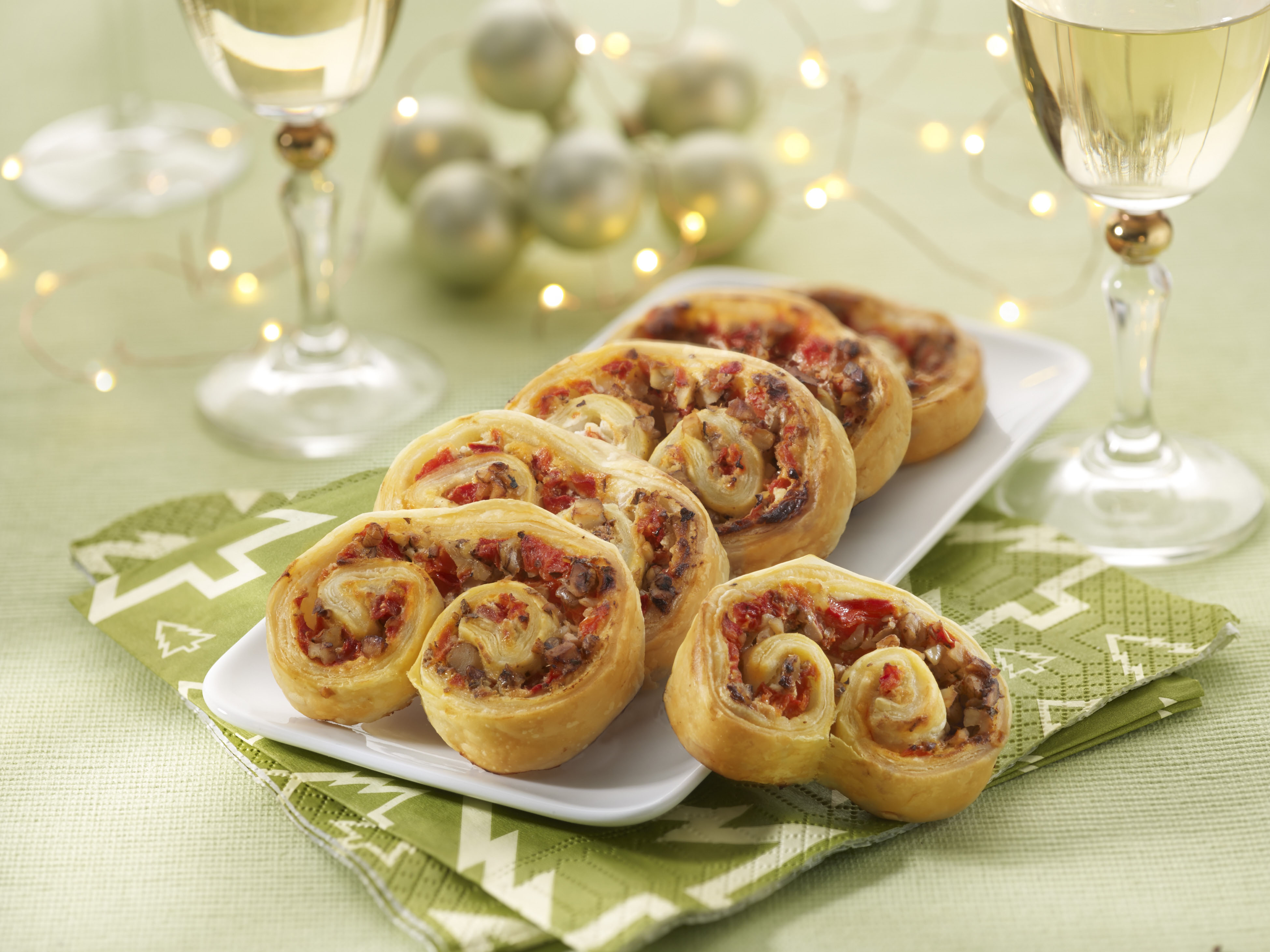 Palmeritas de hojaldre saladas con pimiento rojo, nueces y queso de cabra