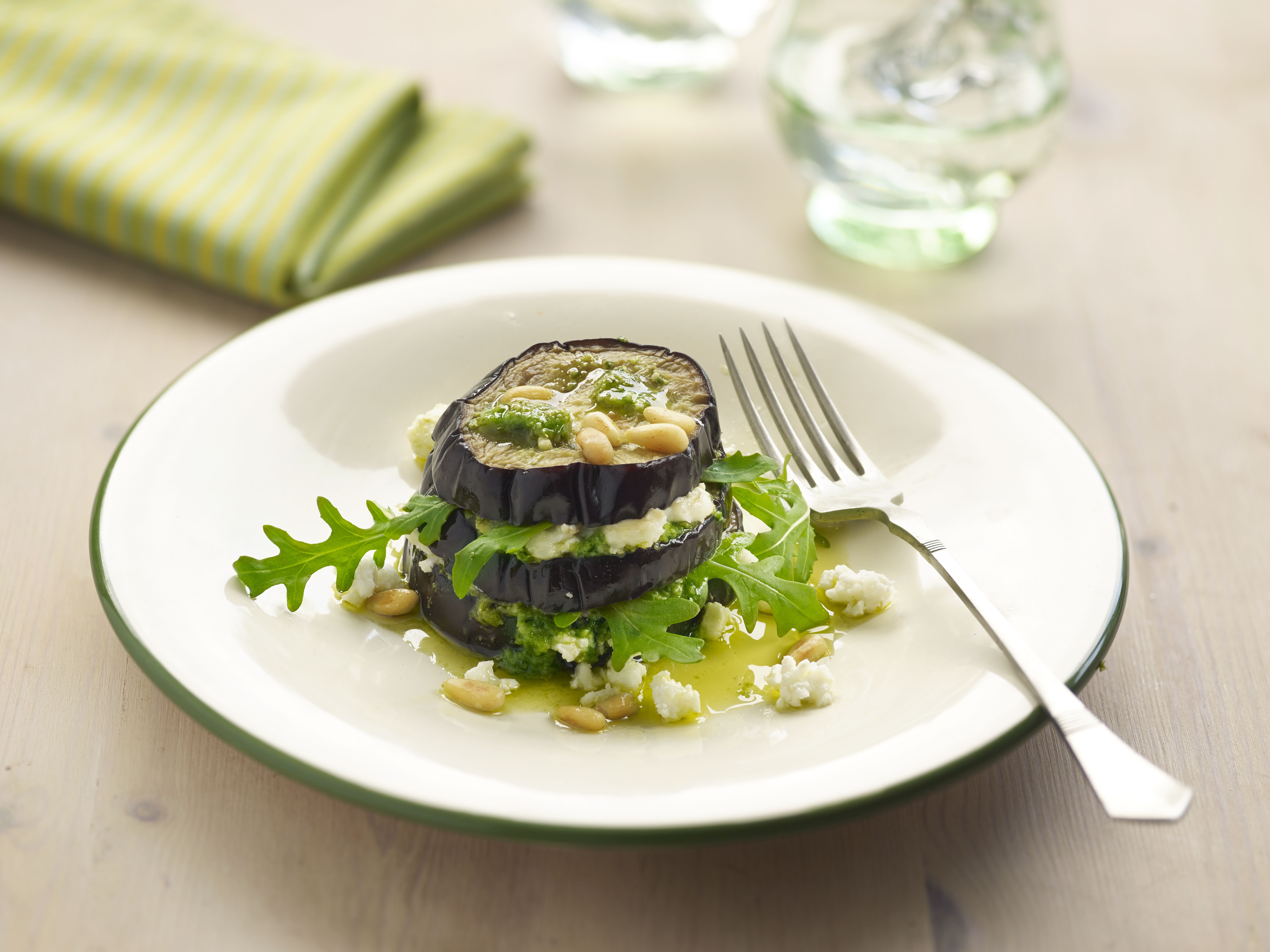 Ensalada de berenjenas y pesto con queso de cabra