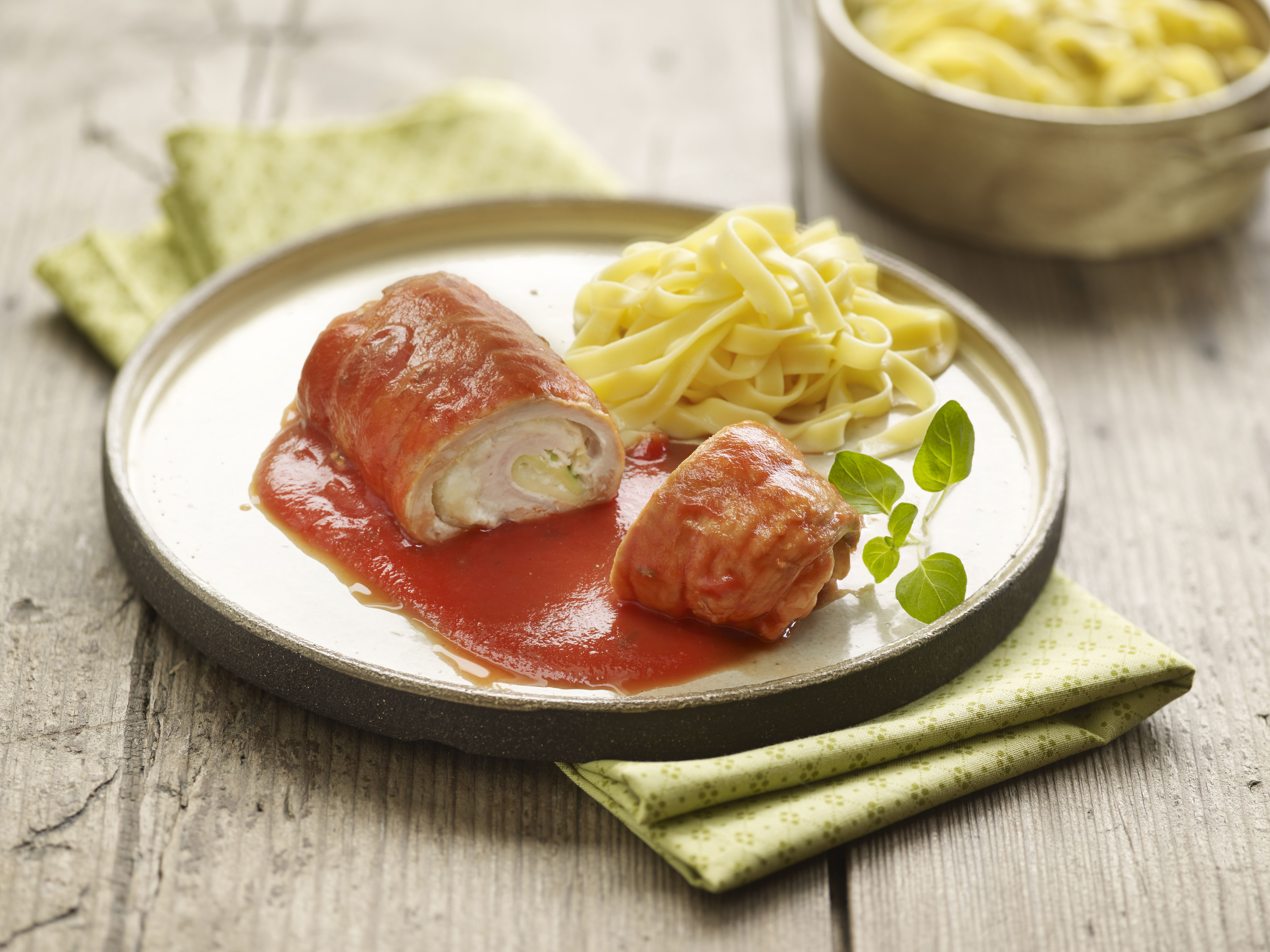 Rollitos de pavo con queso y salsa de tomate