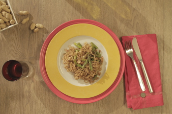 Fideos orientales con espárragos y cacahuetes