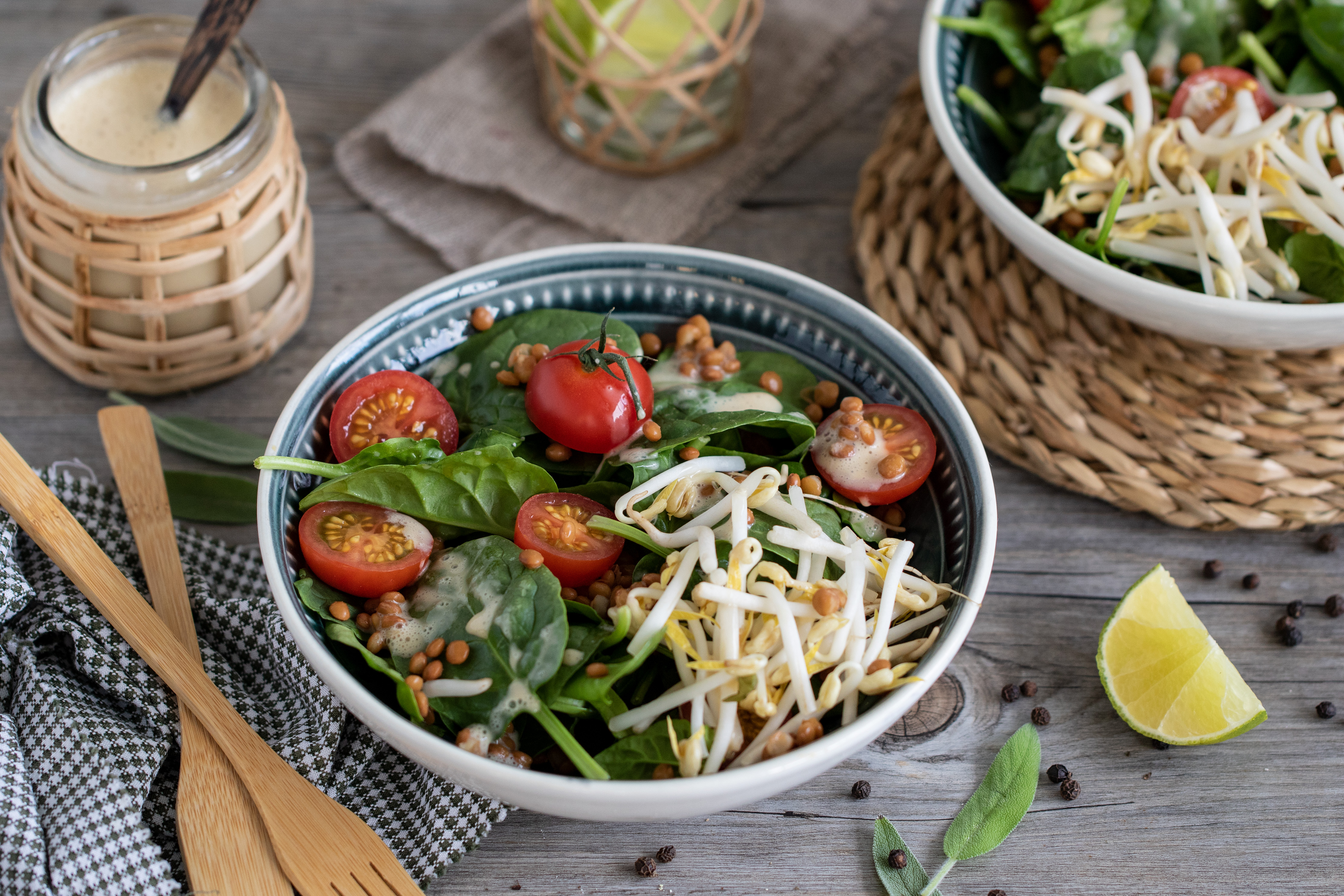 Ensalada de lentejas y soja con salsa de yogur