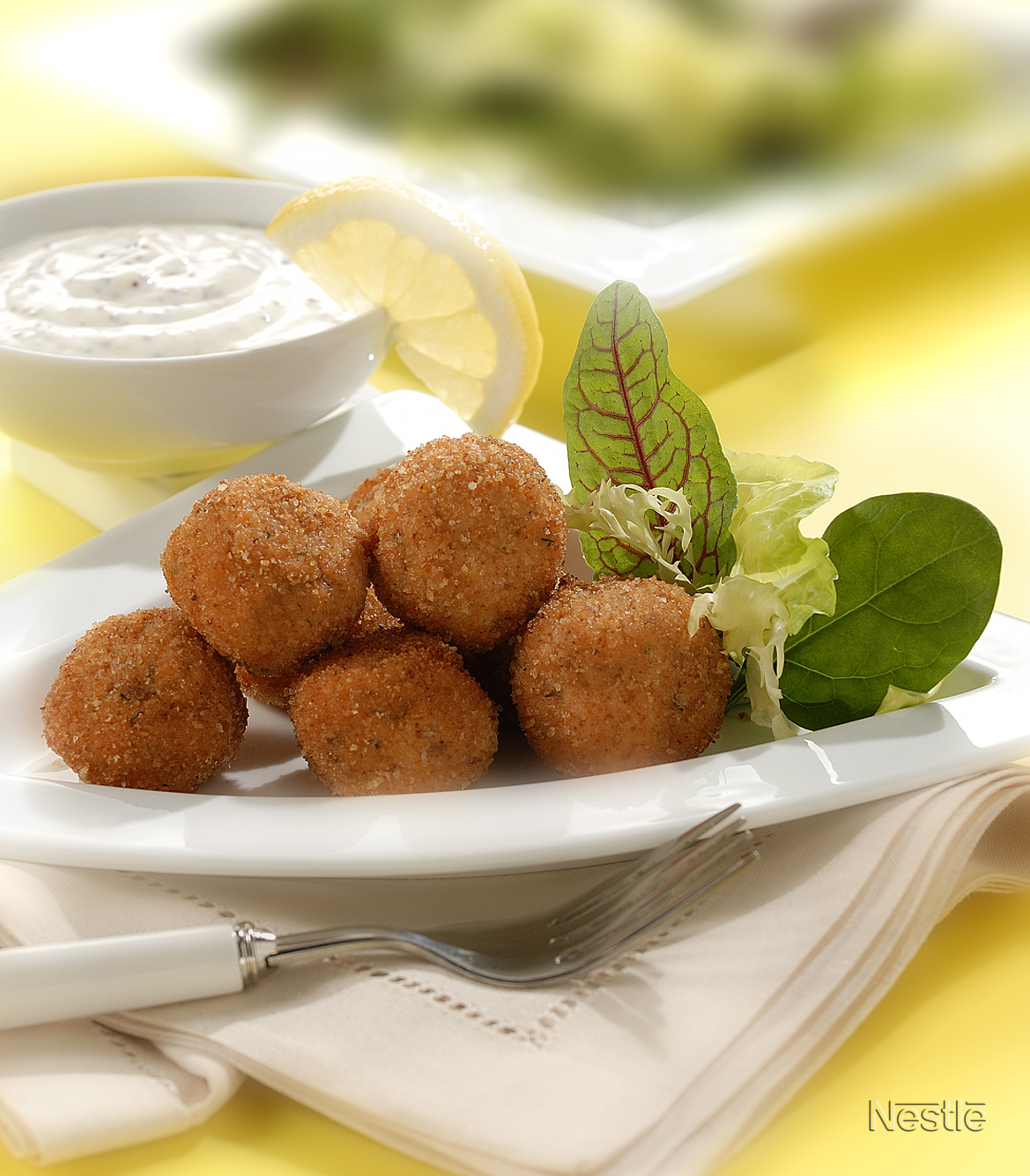 Croquetas de salmón con salsa de mostaza