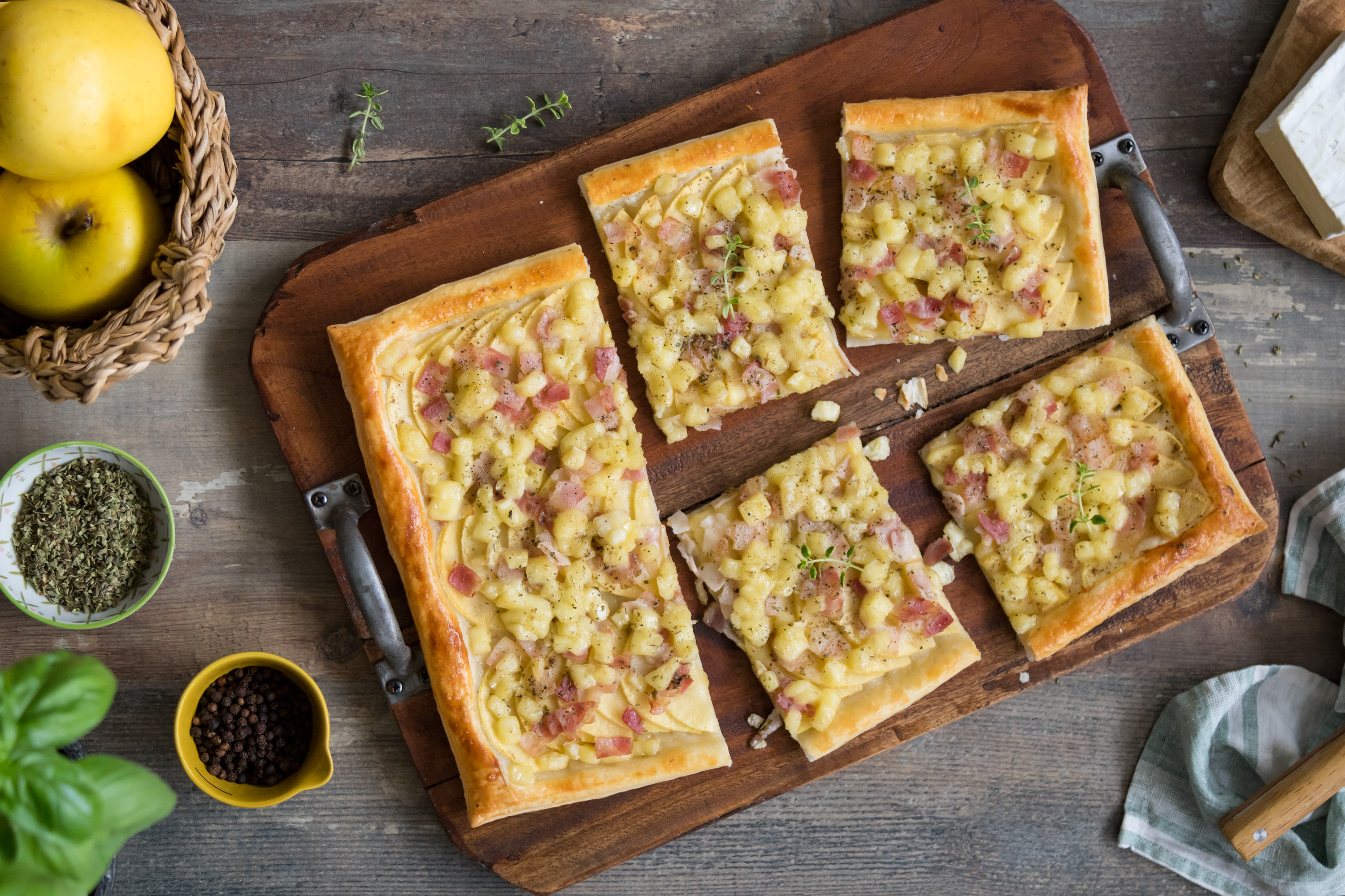 Tarta de manzana con queso brie y beicon