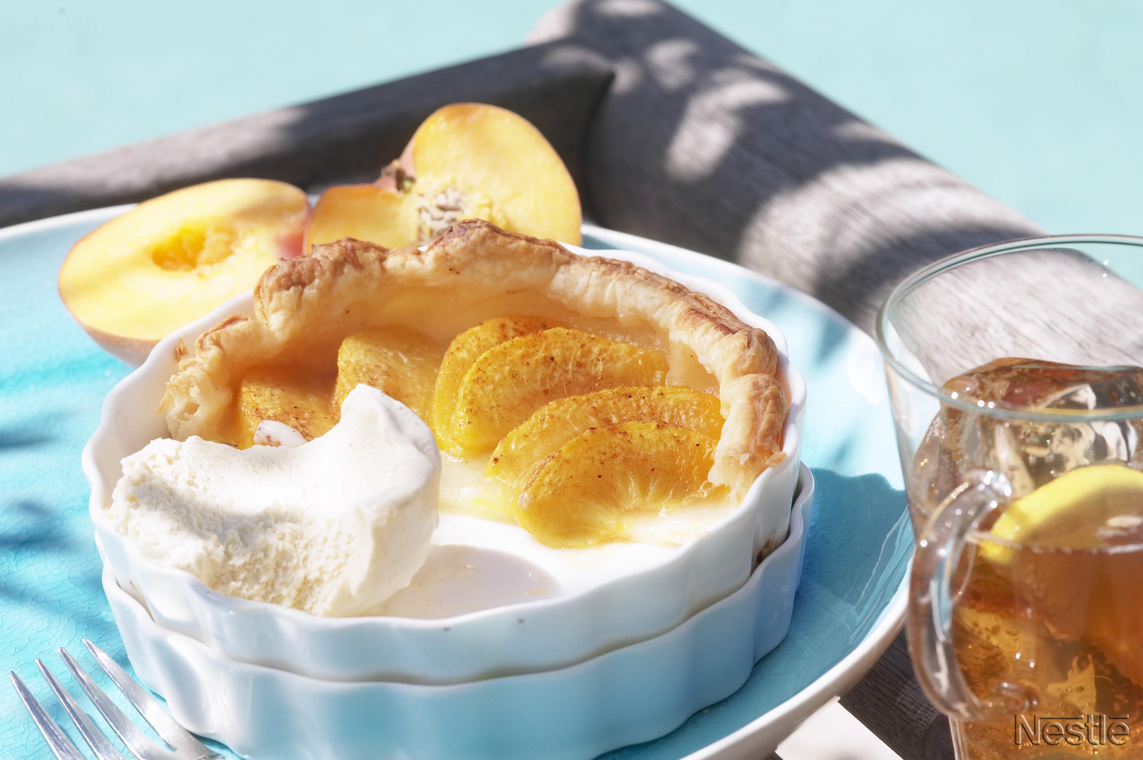 Hojaldre fino de melocotones con helado