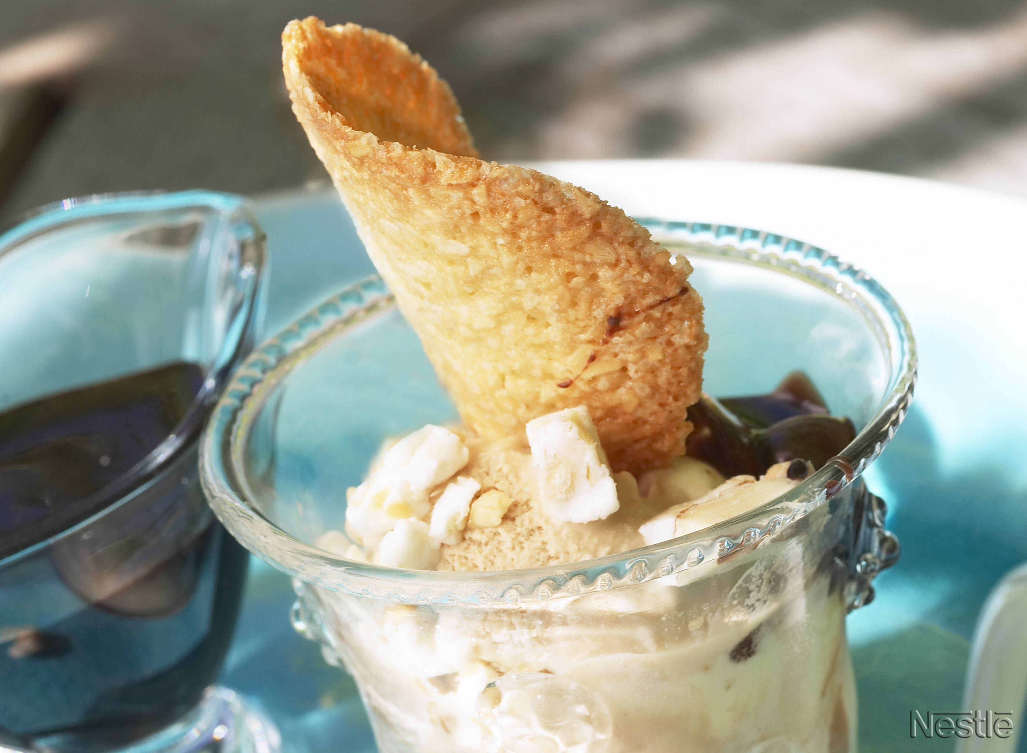 Helado de turrón con tejas