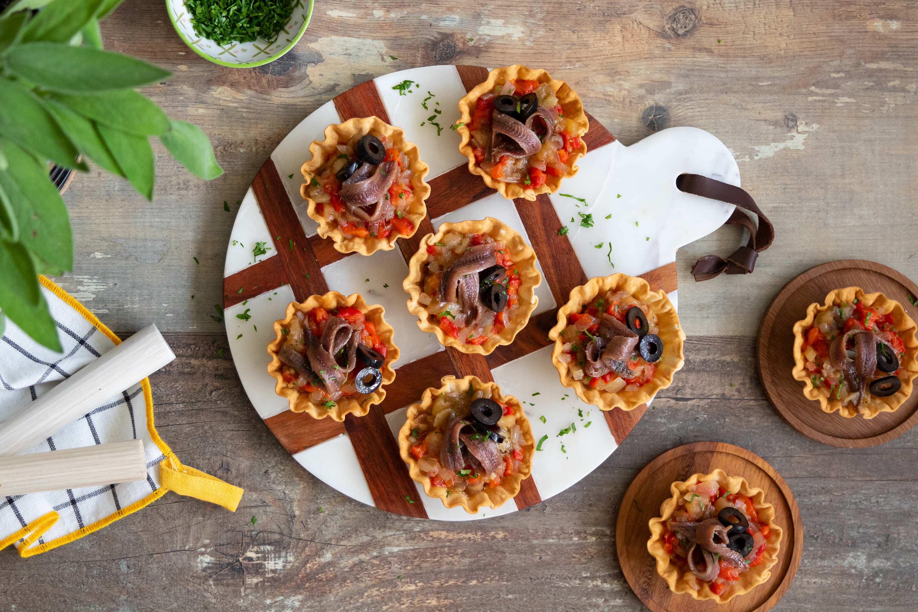 Tartaletas de anchoas y escalivada-image