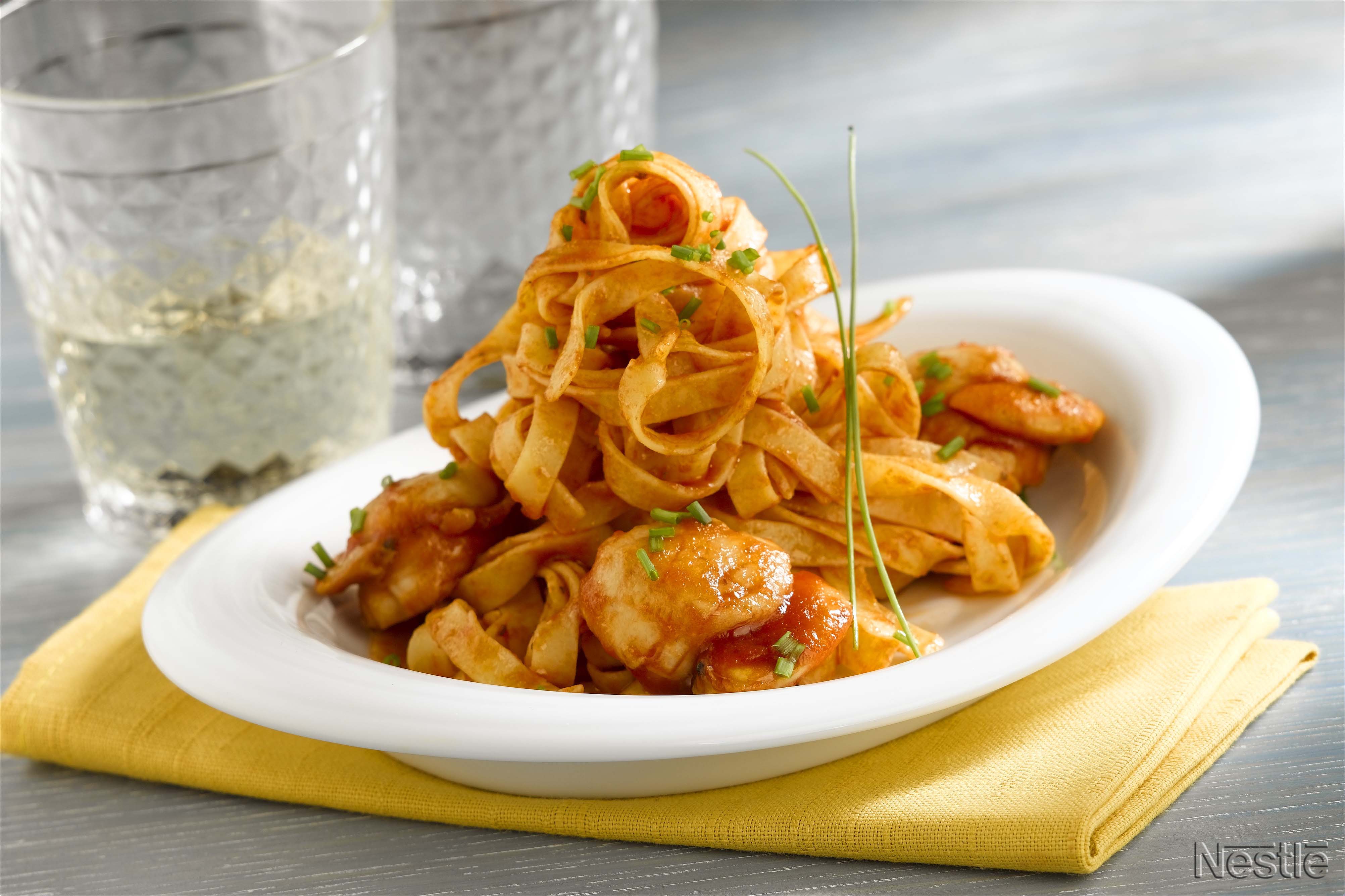 Tagliatelle con vieiras y tomate