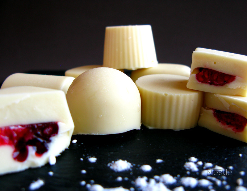 Bombones de chocolate blanco y frutos rojos