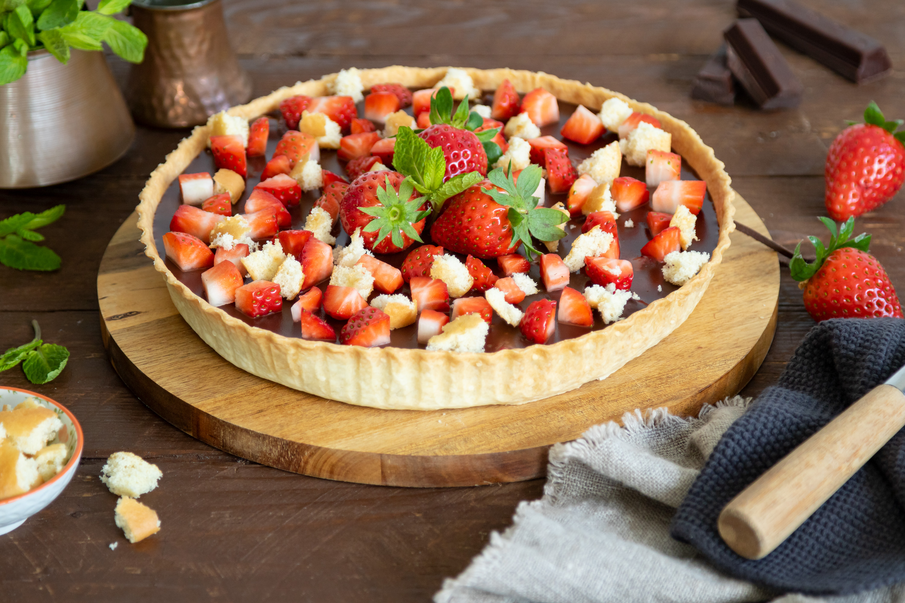 Tarta de chocolate con fresas y bizcochos