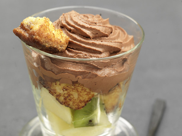 Copa de brioche con frutas y crema de chocolate