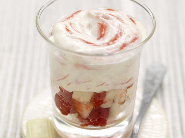 Mousse de chocolate blanco con tartar de fruta