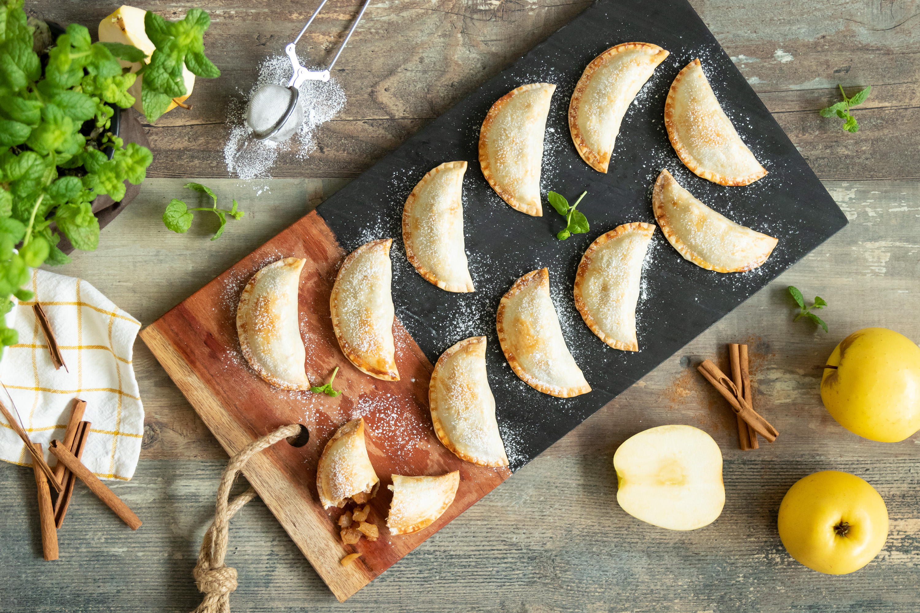 Empanadillas de manzana con canela-image