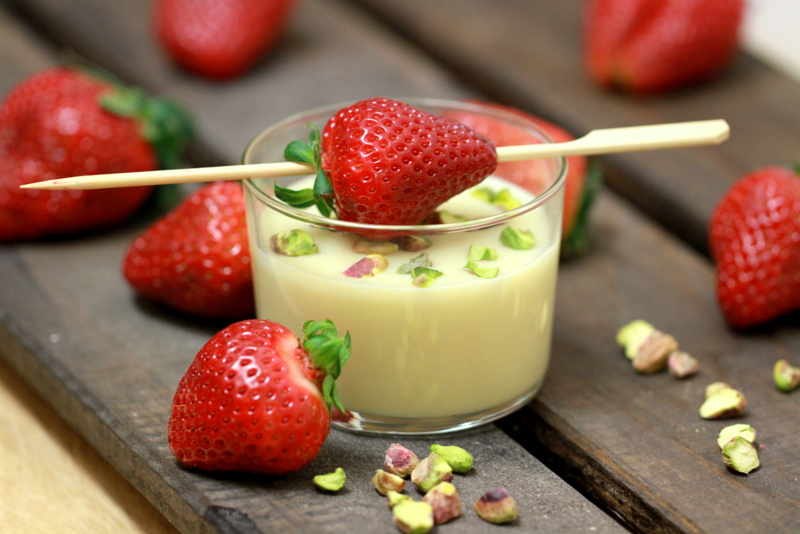 Crema de chocolate blanco con fresas y pistachos