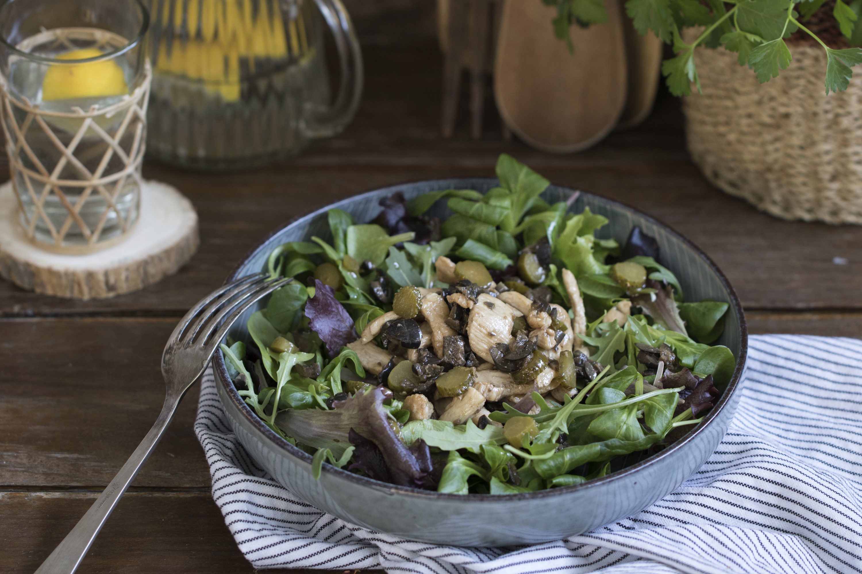 Pollo a la vinagreta con ensalada