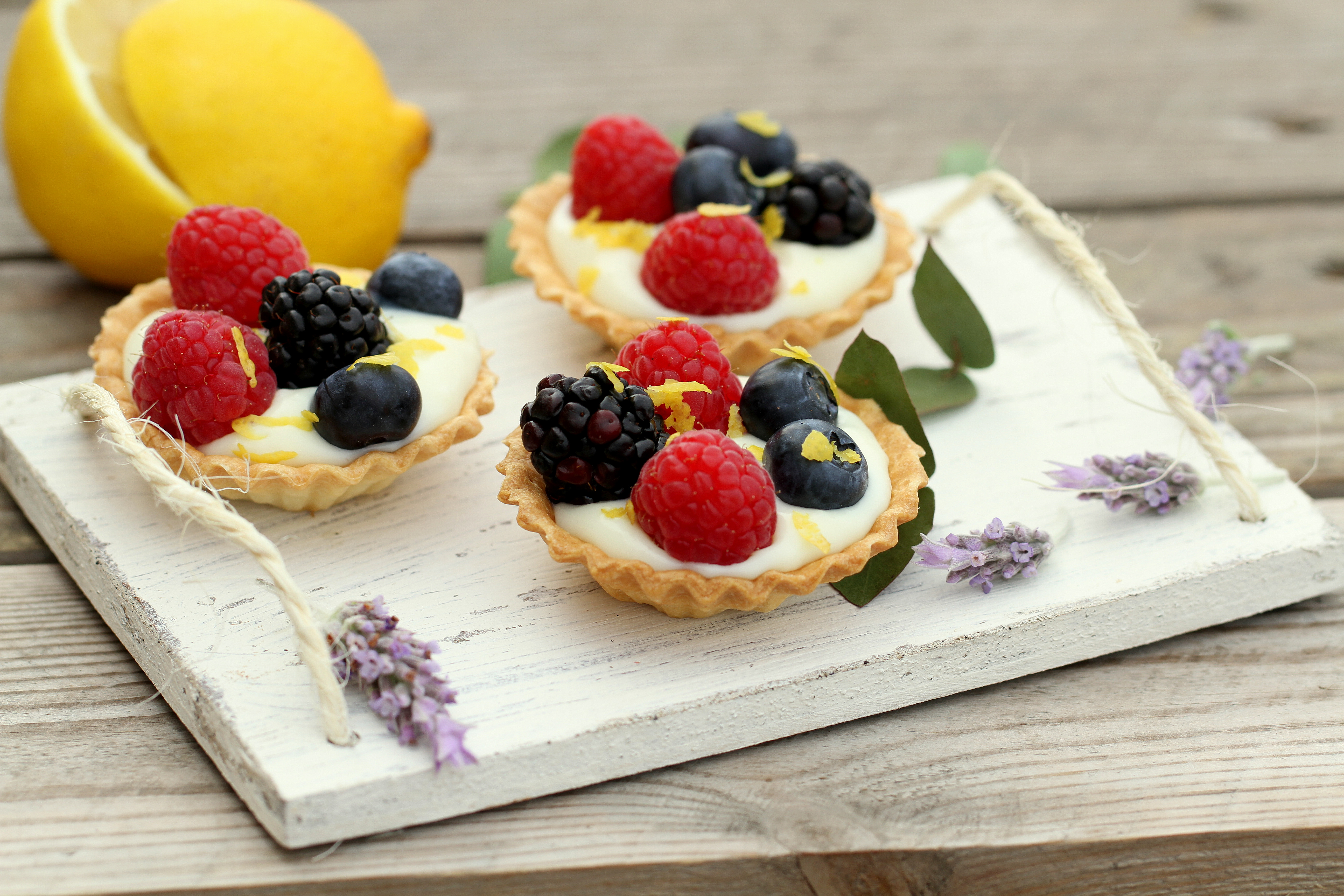 Tartaletas de crema de chocolate blanco y frutos rojos