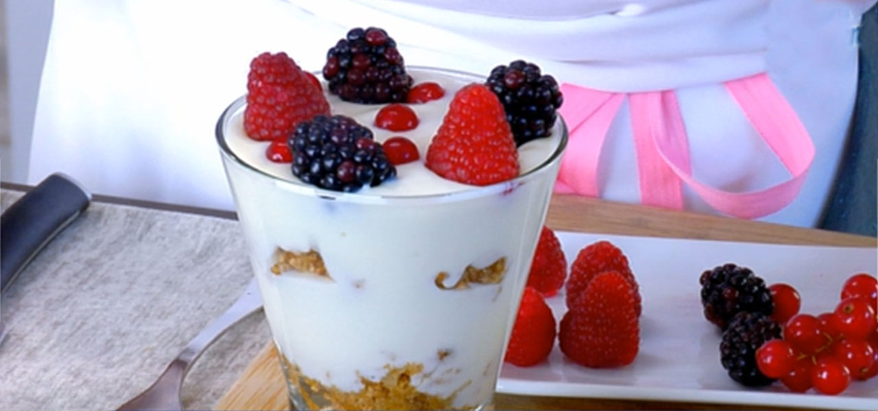 Copa fresca de mousse de limón, cereales y galletas