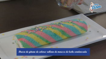 Brazo de gitano de colores relleno de mousse de leche condensada
