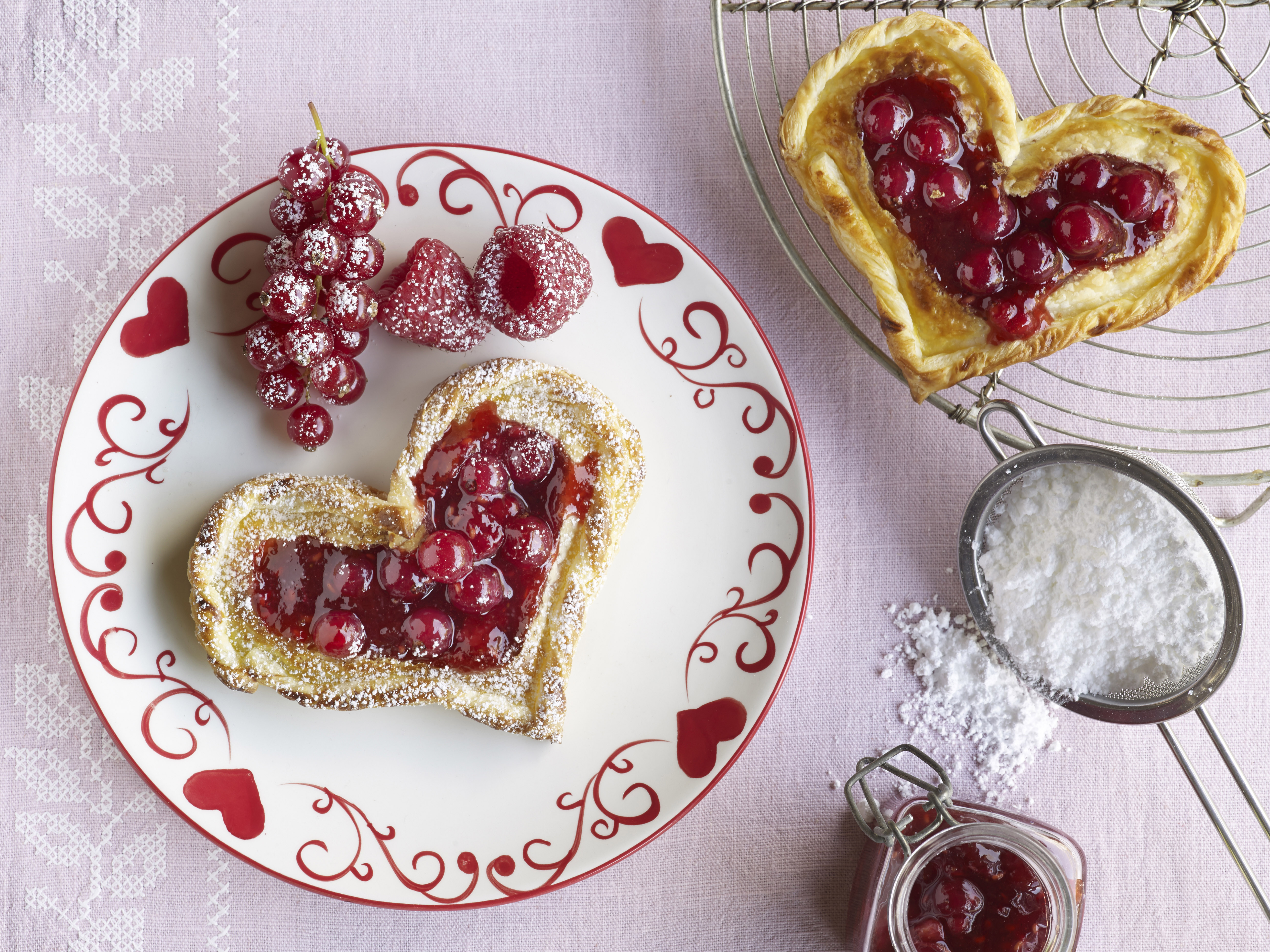 Corazones de hojaldre y frutos rojos