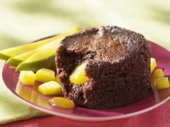 Fondant de chocolate con coulis de mango