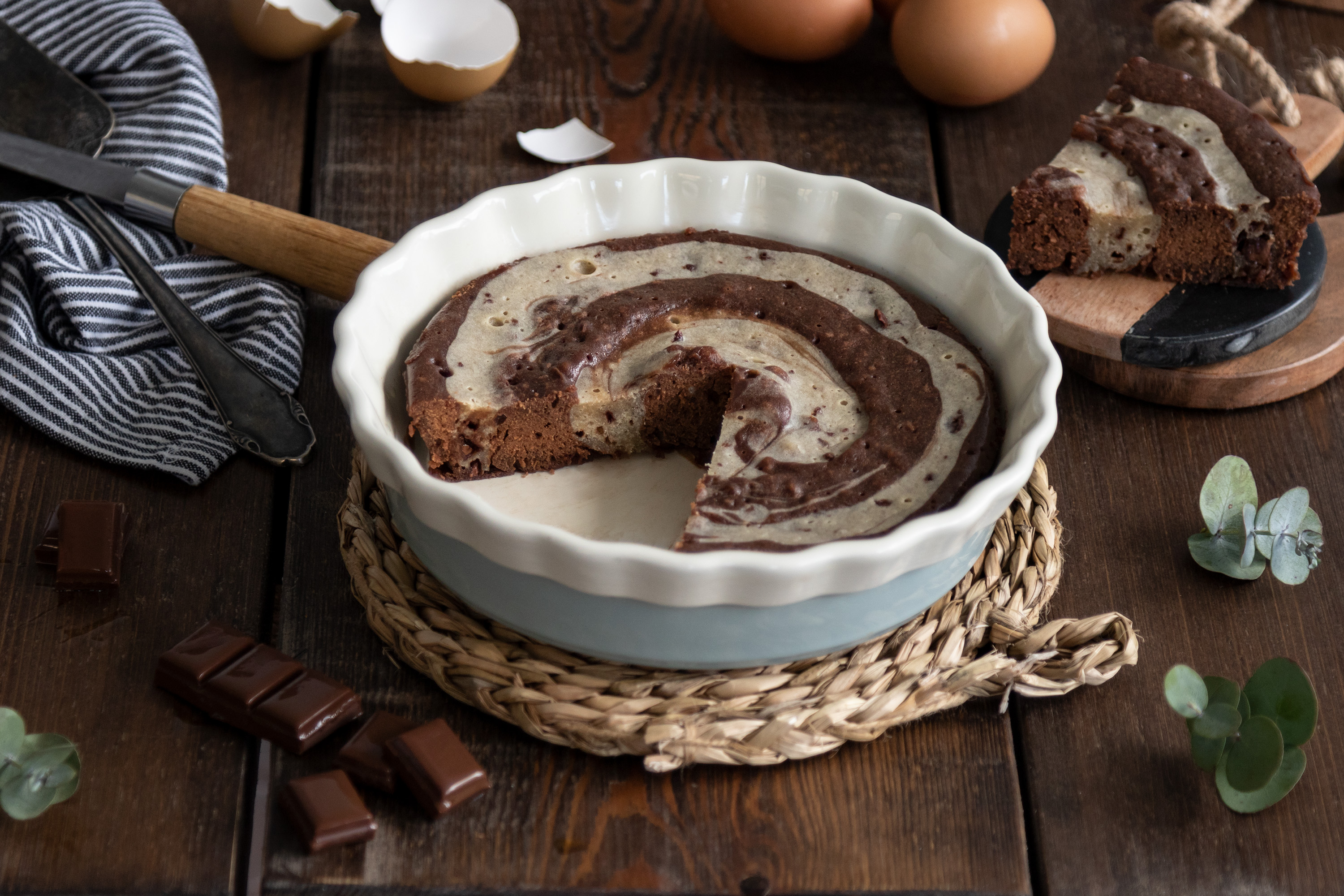 Bizcocho de chocolate con chips de chocolate al microondas