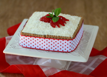 Pastel de galletas, coco y fresas