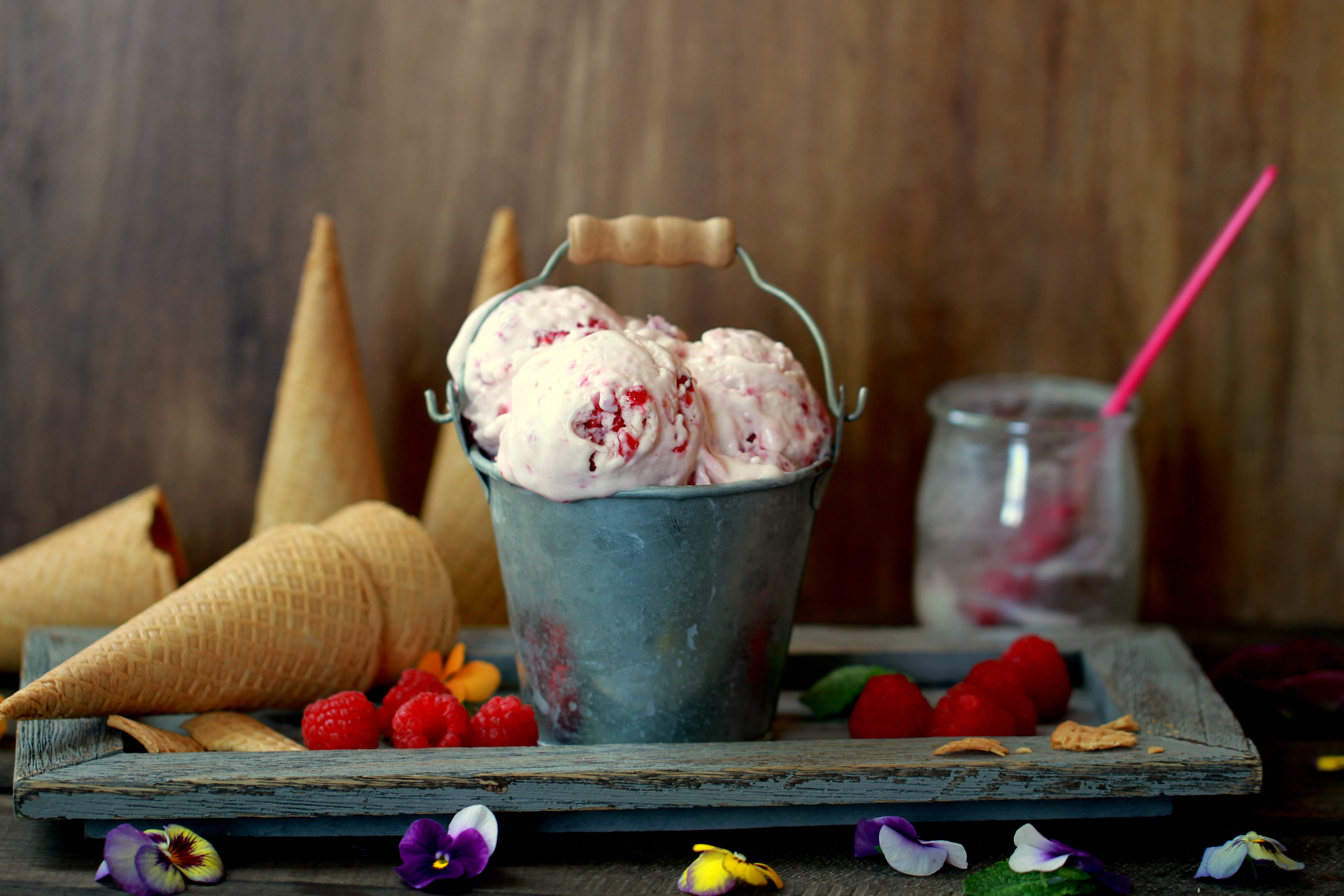 Helado de yogur y frambuesas