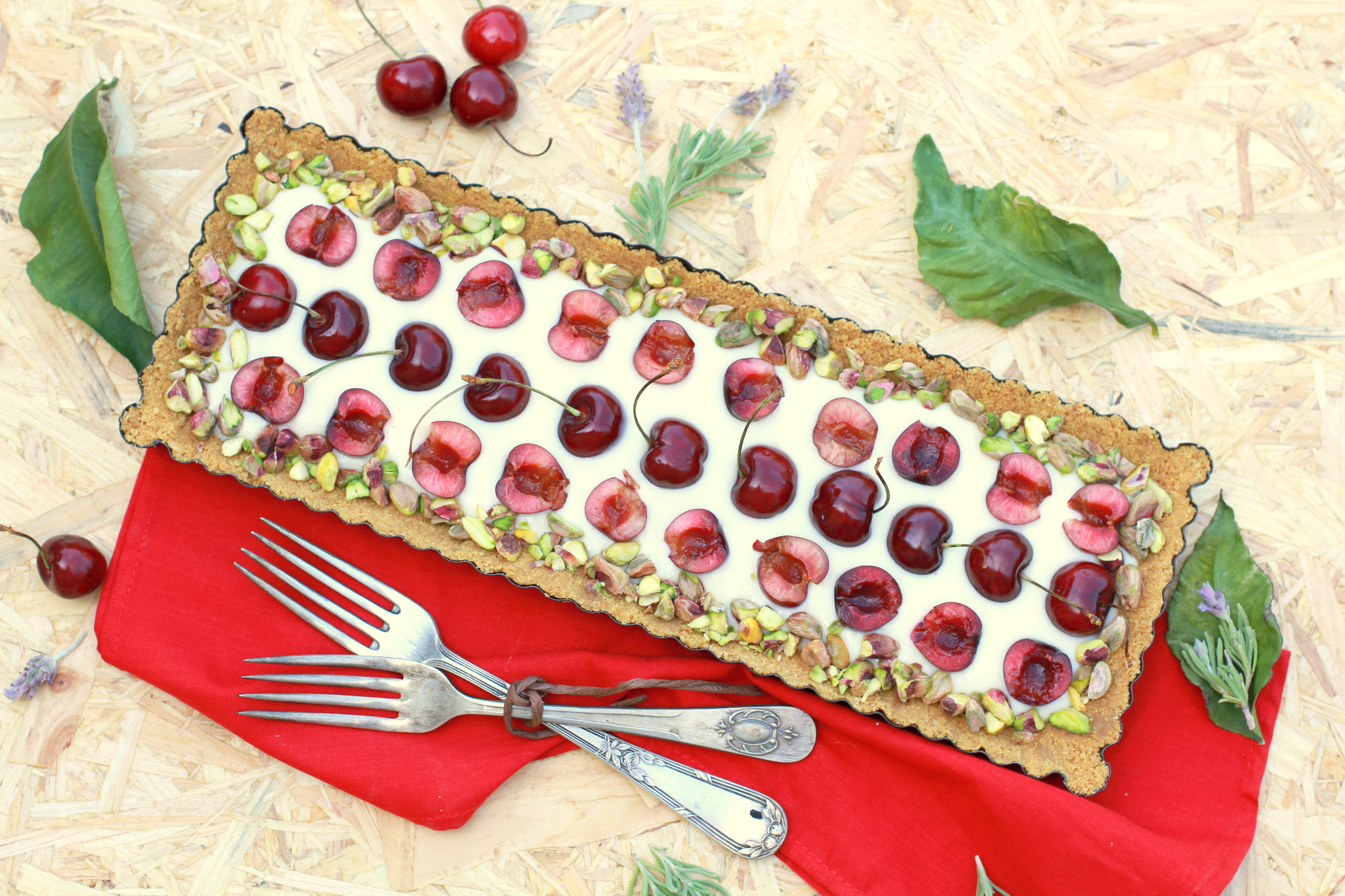 Tarta de galletas y natillas con cerezas y pistachos