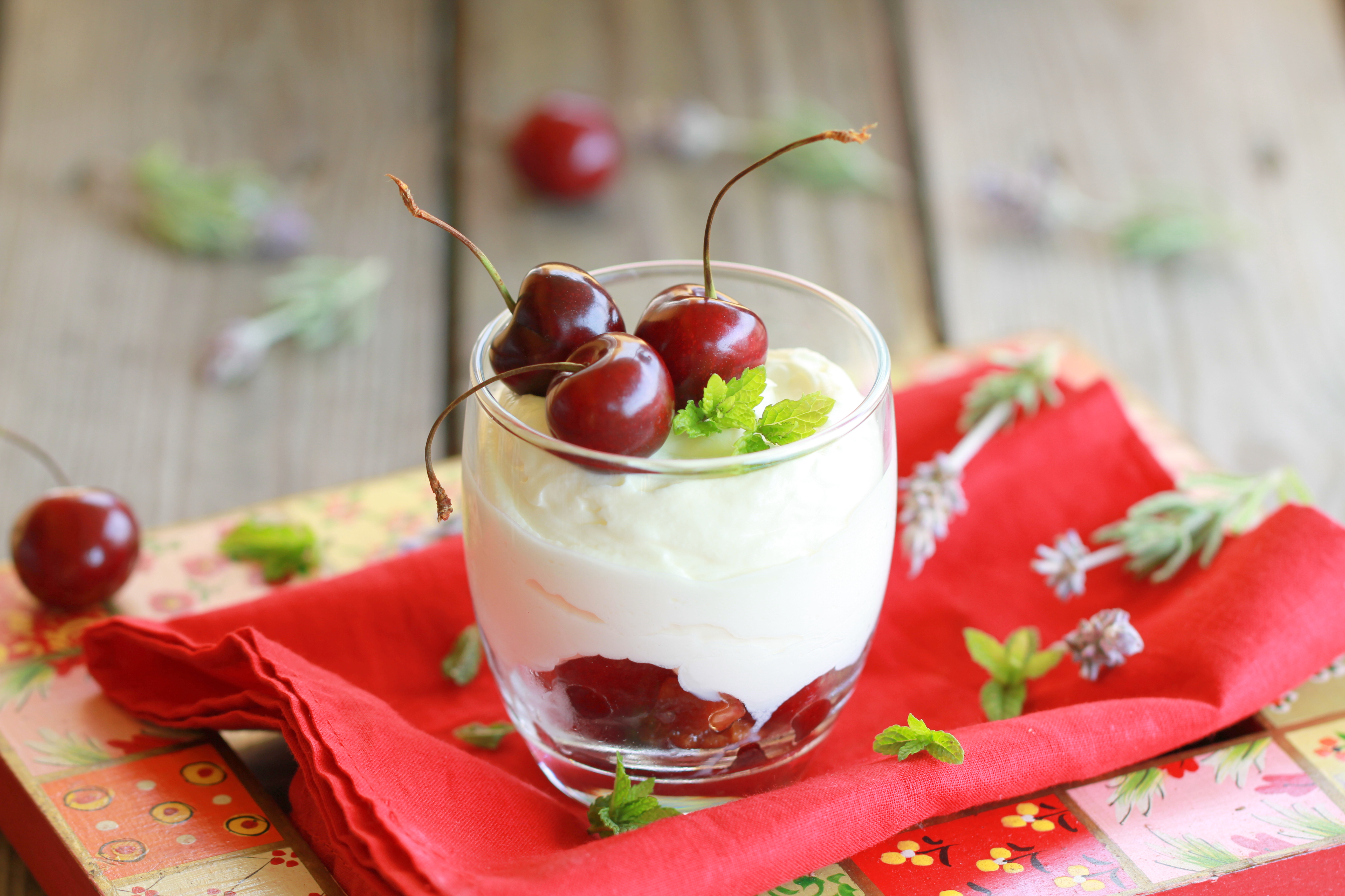 Mousse de mascarpone con cerezas