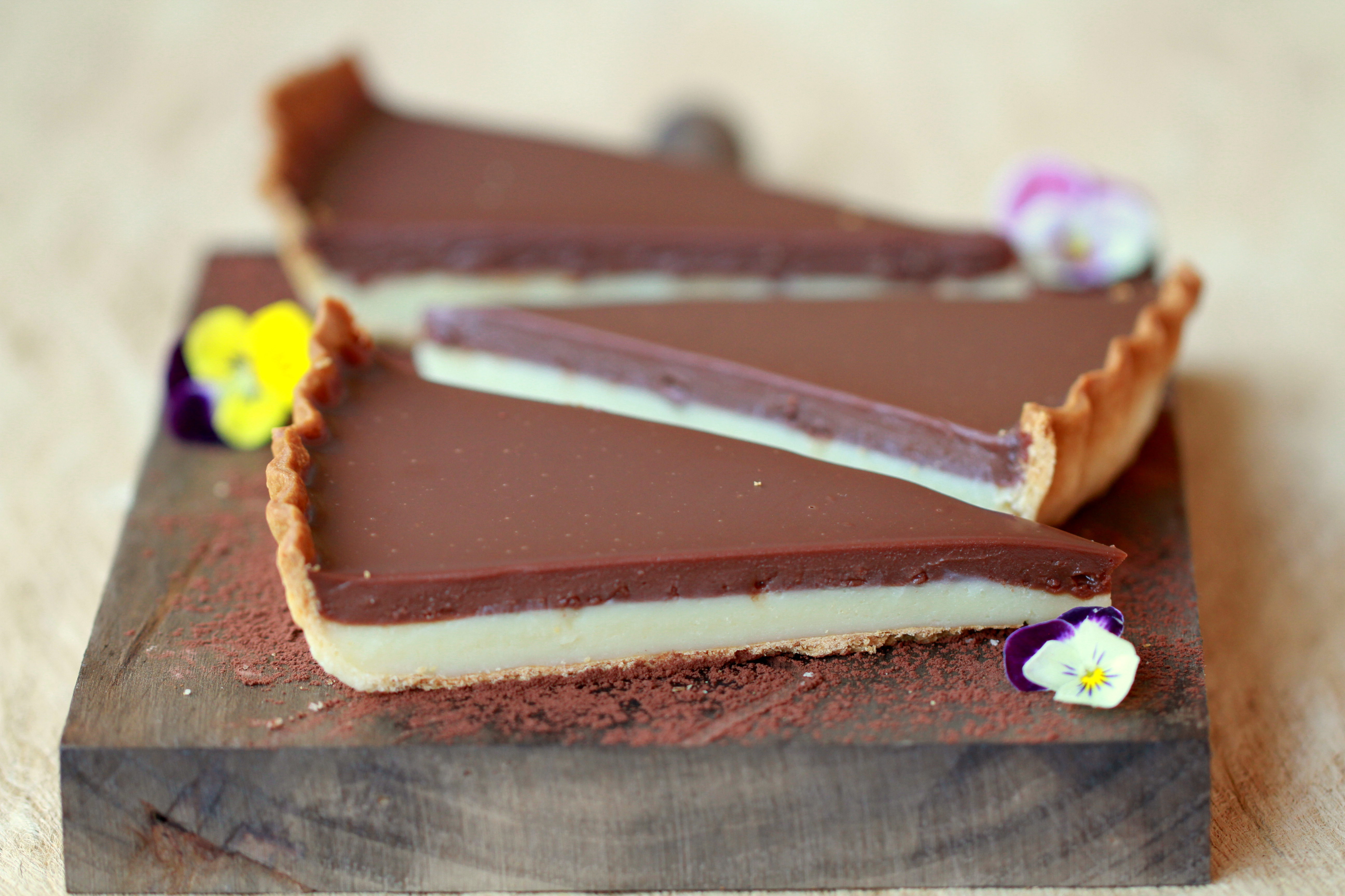Tarta de chocolate blanco y chocolate con leche