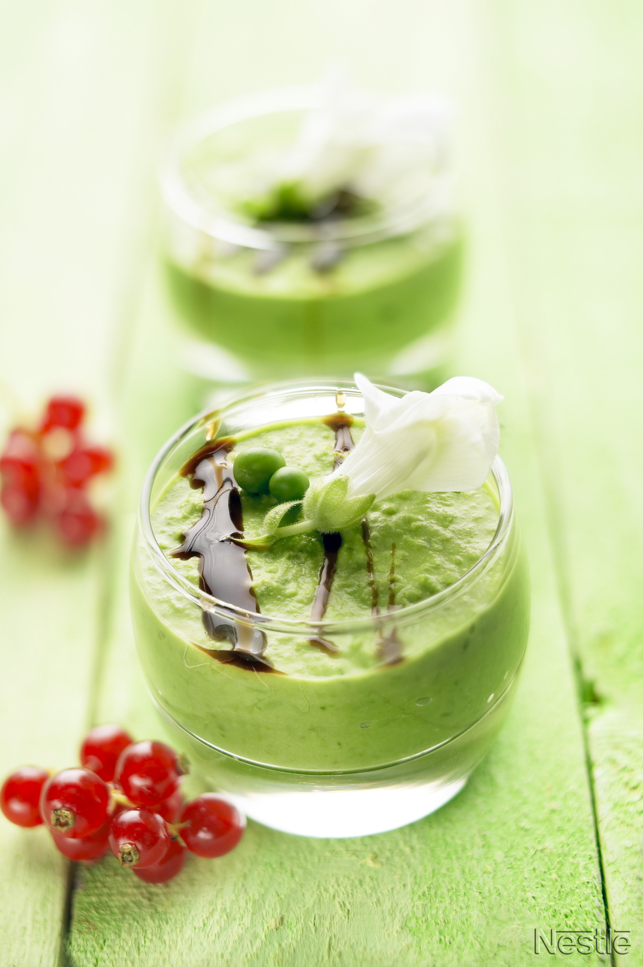 Chupitos de crema de guisantes al limón y módena