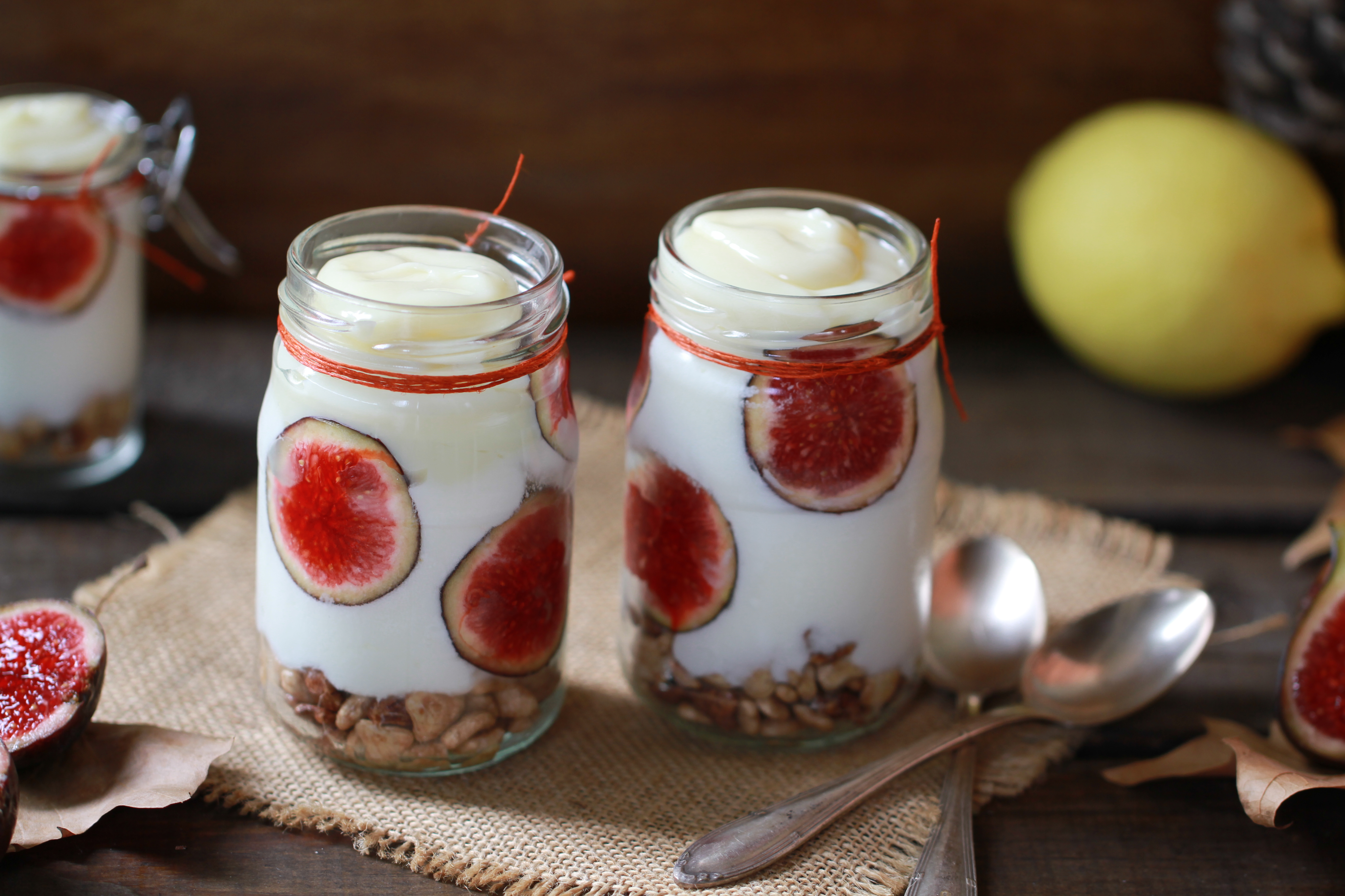 Yogur con cereales, higos y crema de limón en vasitos