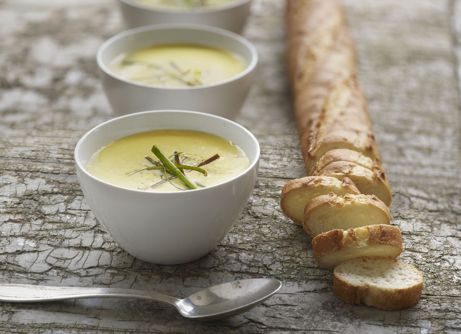 Crema de puerros y pimientos amarillos asados