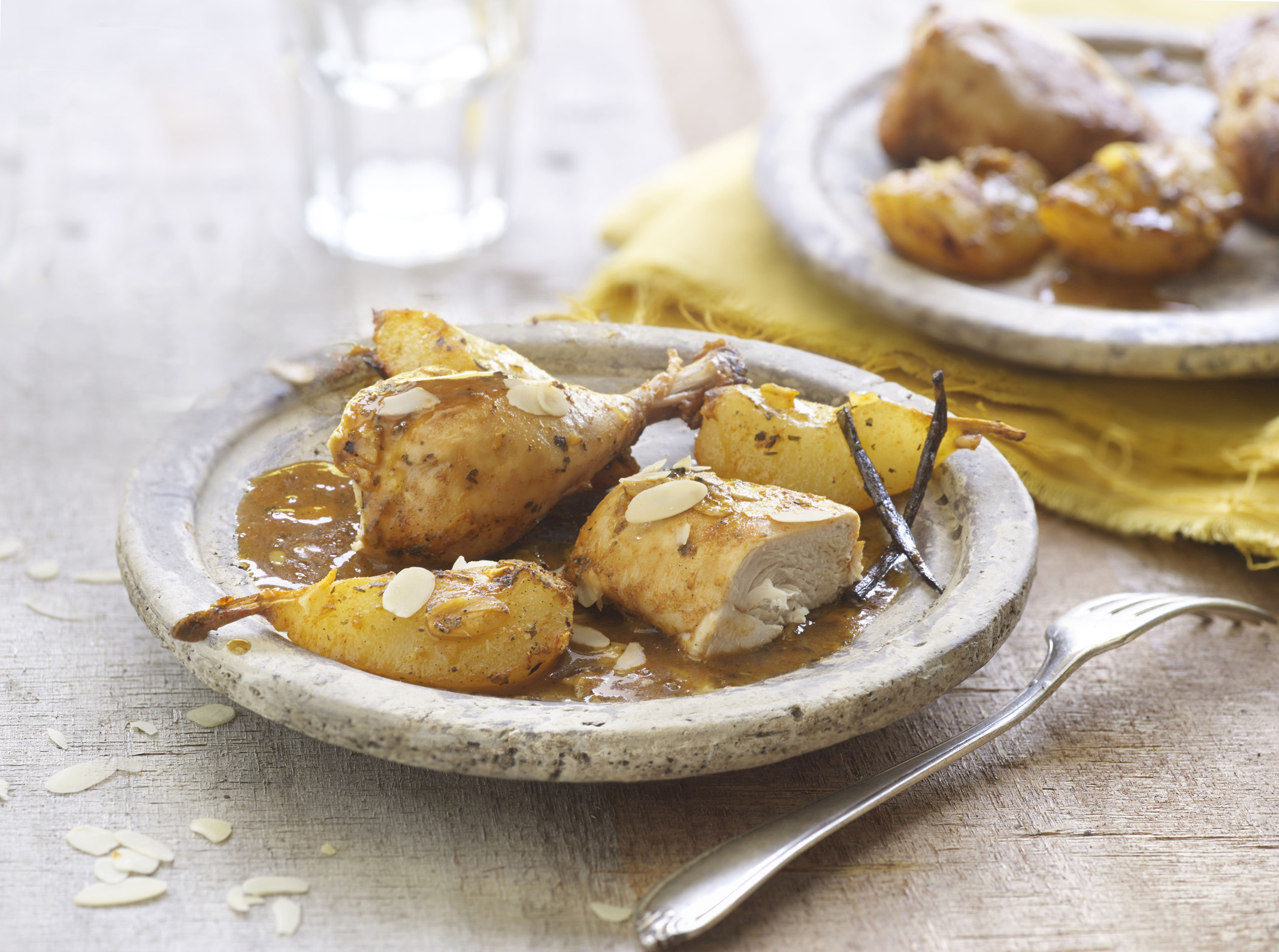 Pollo jugoso al horno con peras y vainilla
